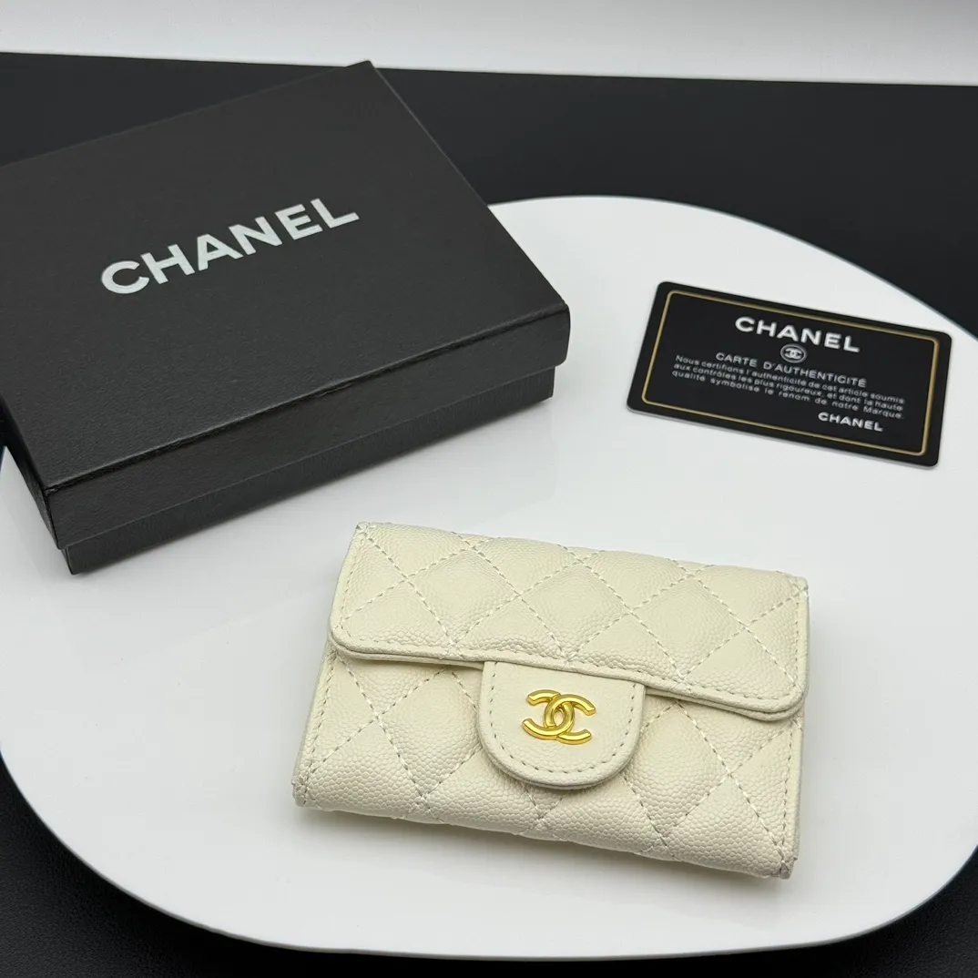 💰130 💎Top quality 💖 𝑪𝑯𝑨𝑵𝑬𝑳 Caviar white/gold 💌 23K classic diamond pattern lambskin Chanel wallet 👛 CHANEL Classic Series Many new cf small card bags have arrived! This card holder has an extra card pocket at the back than the previous classic card holder❤️You can store cards and coins separately😊A very practical coin purse❤️Model number: AP458 Size: 11X7.5X2
