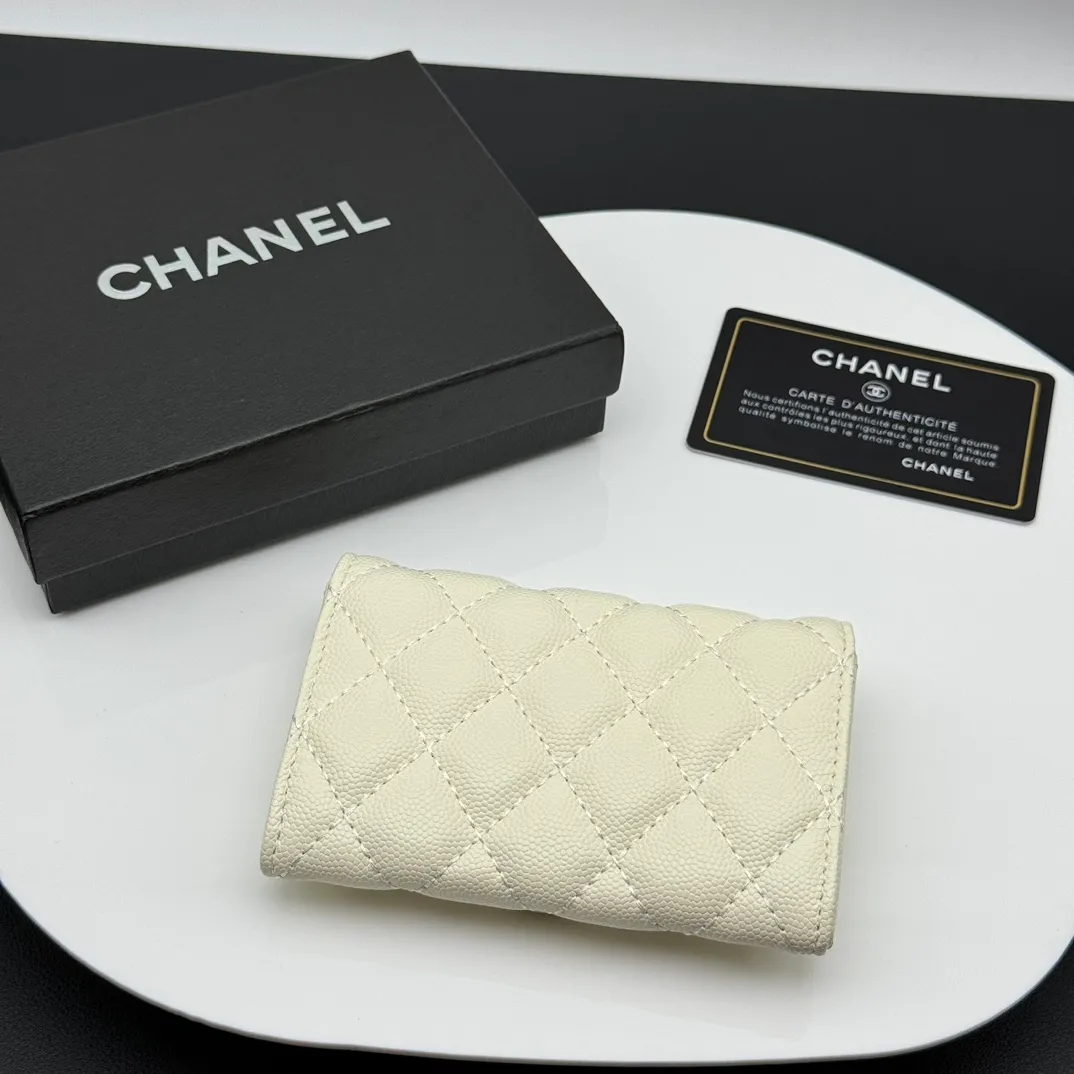💰130 💎Top quality 💖 𝑪𝑯𝑨𝑵𝑬𝑳 Caviar white/gold 💌 23K classic diamond pattern lambskin Chanel wallet 👛 CHANEL Classic Series Many new cf small card bags have arrived! This card holder has an extra card pocket at the back than the previous classic card holder❤️You can store cards and coins separately😊A very practical coin purse❤️Model number: AP458 Size: 11X7.5X2