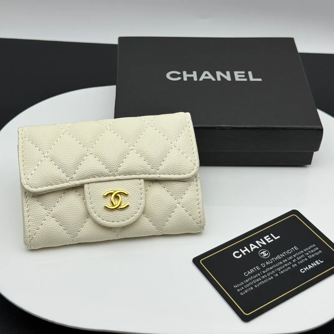💰130 💎Top quality 💖 𝑪𝑯𝑨𝑵𝑬𝑳 Caviar white/gold 💌 23K classic diamond pattern lambskin Chanel wallet 👛 CHANEL Classic Series Many new cf small card bags have arrived! This card holder has an extra card pocket at the back than the previous classic card holder❤️You can store cards and coins separately😊A very practical coin purse❤️Model number: AP458 Size: 11X7.5X2