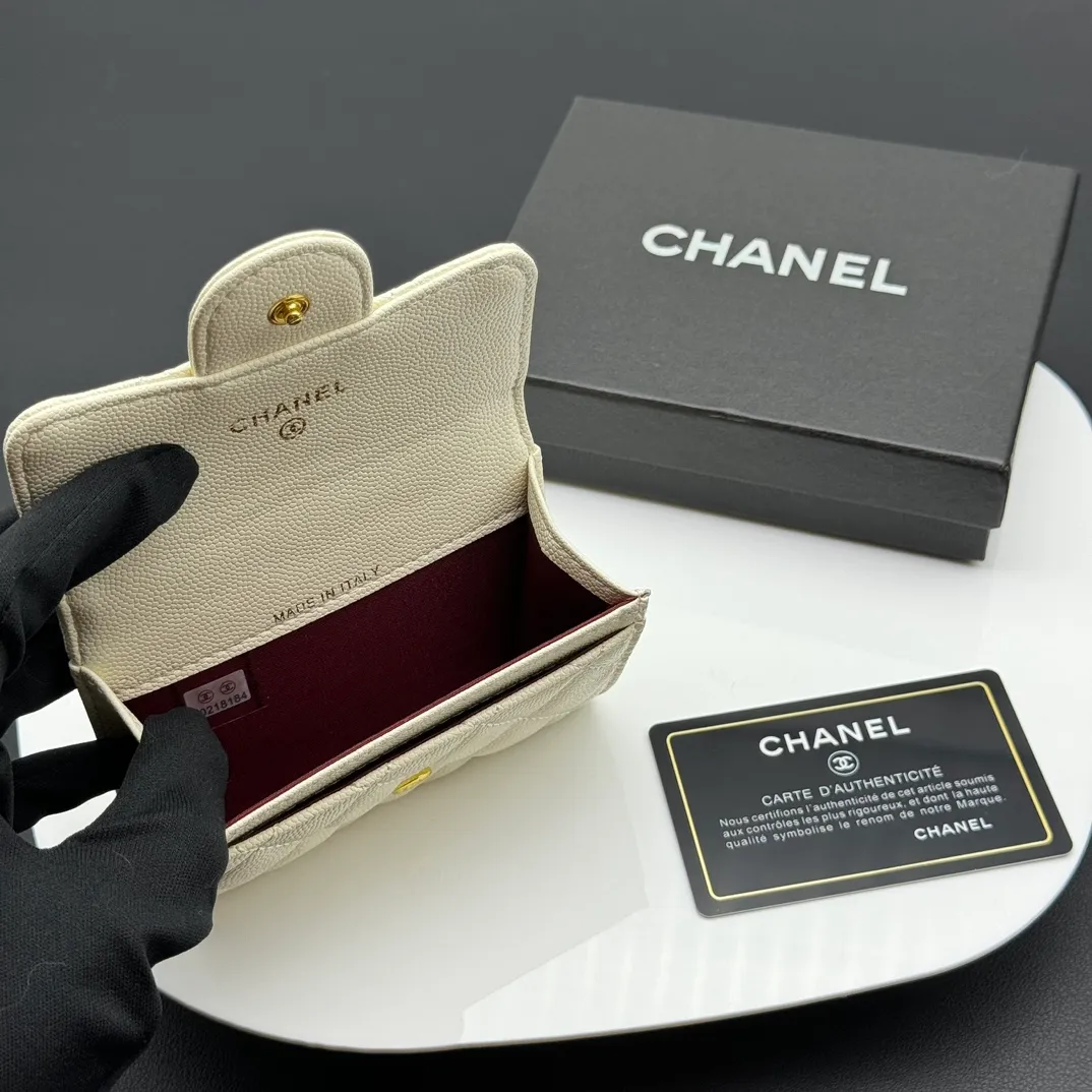💰130 💎Top quality 💖 𝑪𝑯𝑨𝑵𝑬𝑳 Caviar white/gold 💌 23K classic diamond pattern lambskin Chanel wallet 👛 CHANEL Classic Series Many new cf small card bags have arrived! This card holder has an extra card pocket at the back than the previous classic card holder❤️You can store cards and coins separately😊A very practical coin purse❤️Model number: AP458 Size: 11X7.5X2