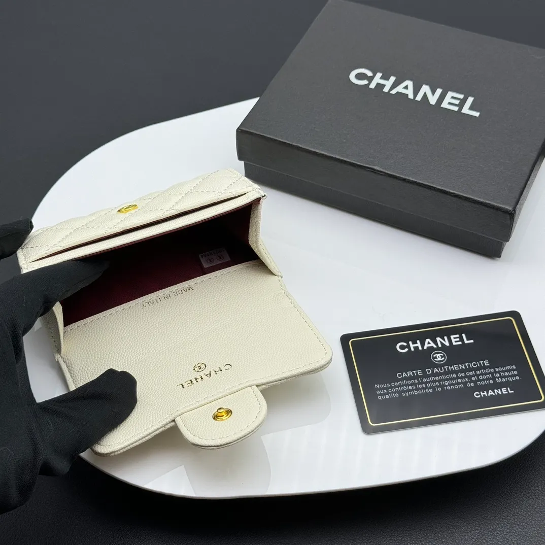 💰130 💎Top quality 💖 𝑪𝑯𝑨𝑵𝑬𝑳 Caviar white/gold 💌 23K classic diamond pattern lambskin Chanel wallet 👛 CHANEL Classic Series Many new cf small card bags have arrived! This card holder has an extra card pocket at the back than the previous classic card holder❤️You can store cards and coins separately😊A very practical coin purse❤️Model number: AP458 Size: 11X7.5X2