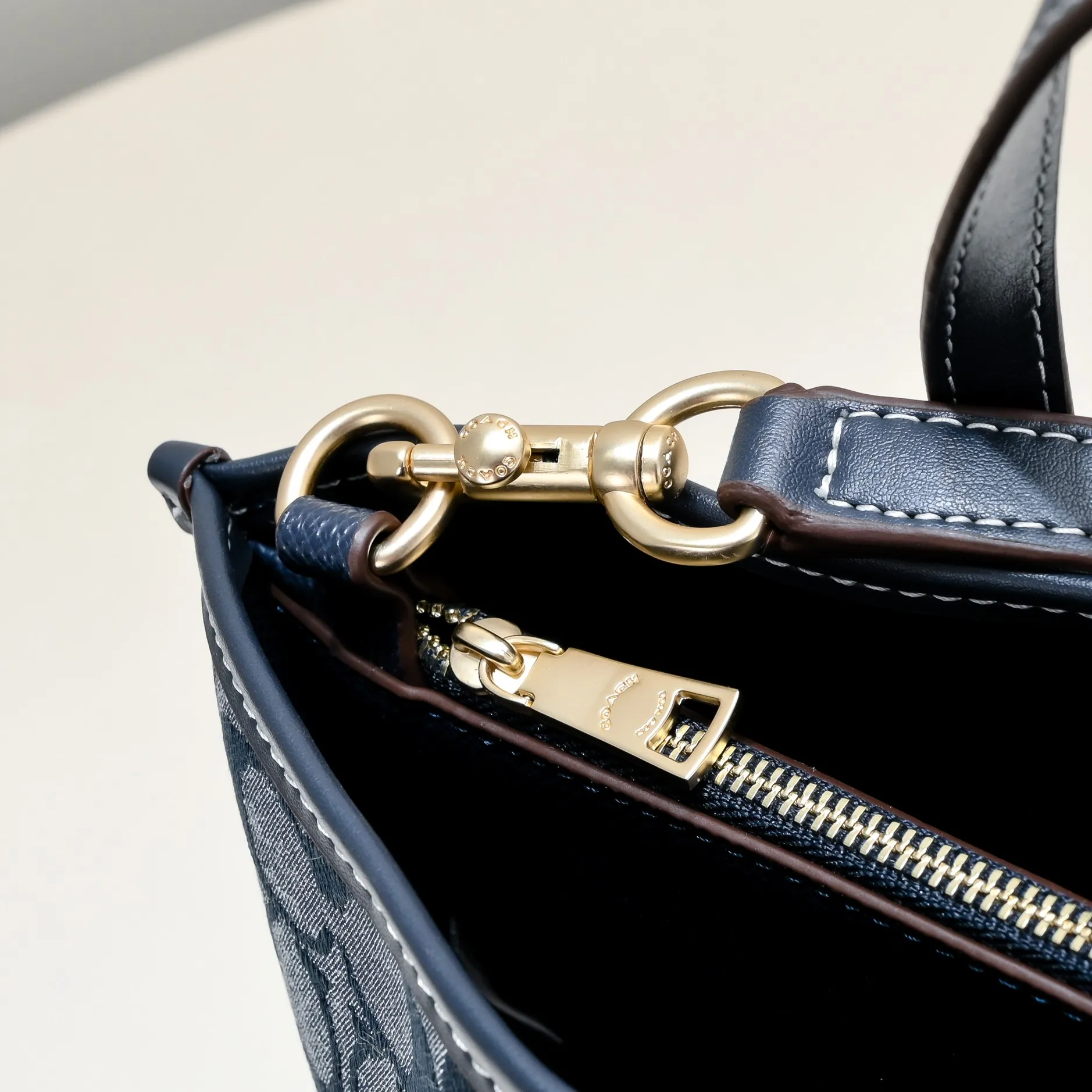 P340 [Top original order] COACH Chambray Tote CH228 A classic tote bag that is both beautiful and practical. It is exquisite and compact, with a zippered compartment, very practical! Size:25*19*12cm