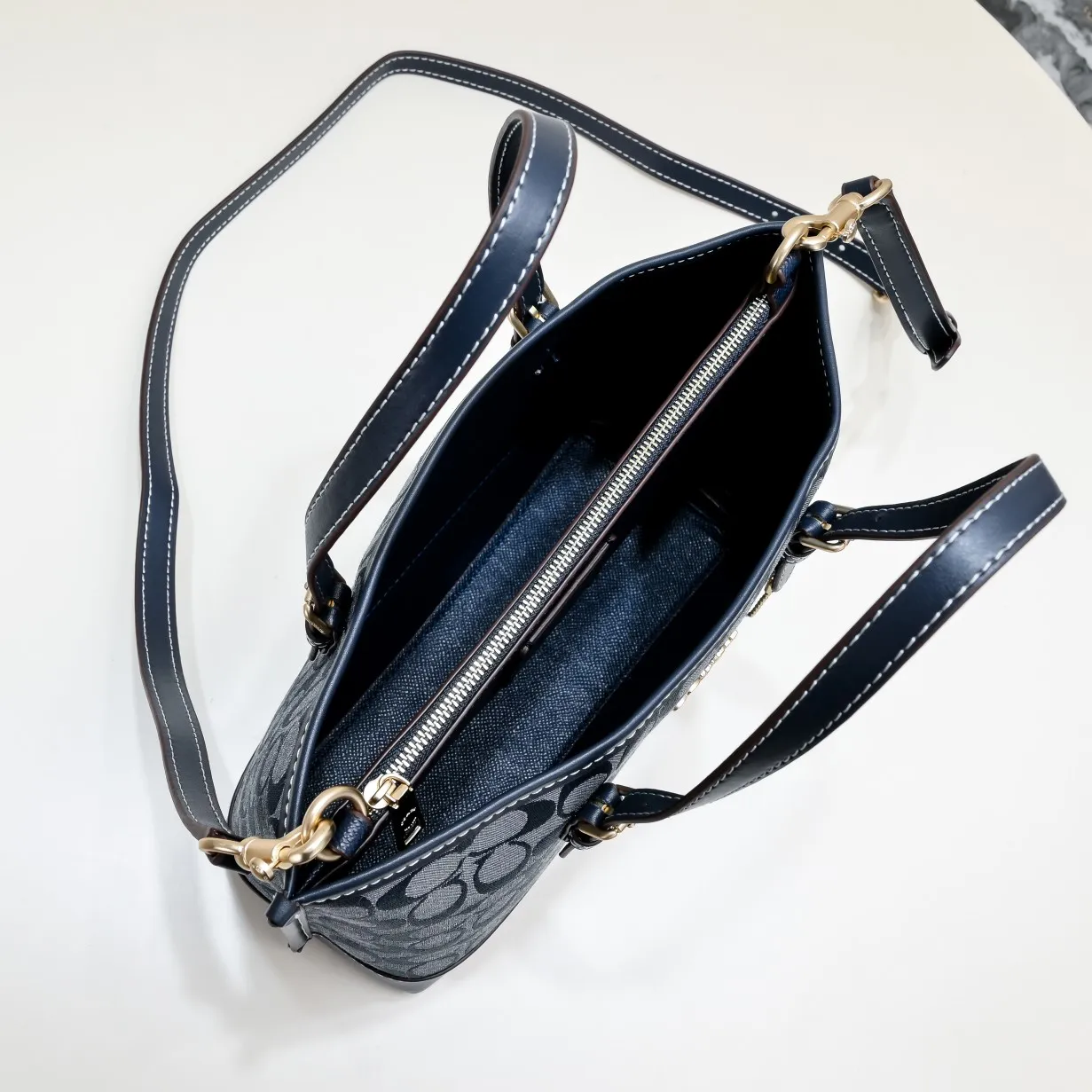 P340 [Top original order] COACH Chambray Tote CH228 A classic tote bag that is both beautiful and practical. It is exquisite and compact, with a zippered compartment, very practical! Size:25*19*12cm