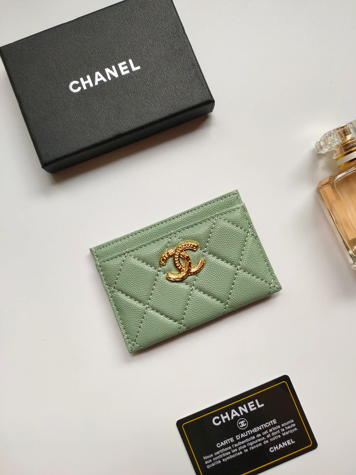 💰90💰Model 3188 CHANEL 22k embossed lgo large double C hardware, official website latest in 2023🆕card holder, caviar medium ball grain cowhide, anti-scratch, super glossy, 3 card slots each put a card, you can also put a card + a few coins in the middle