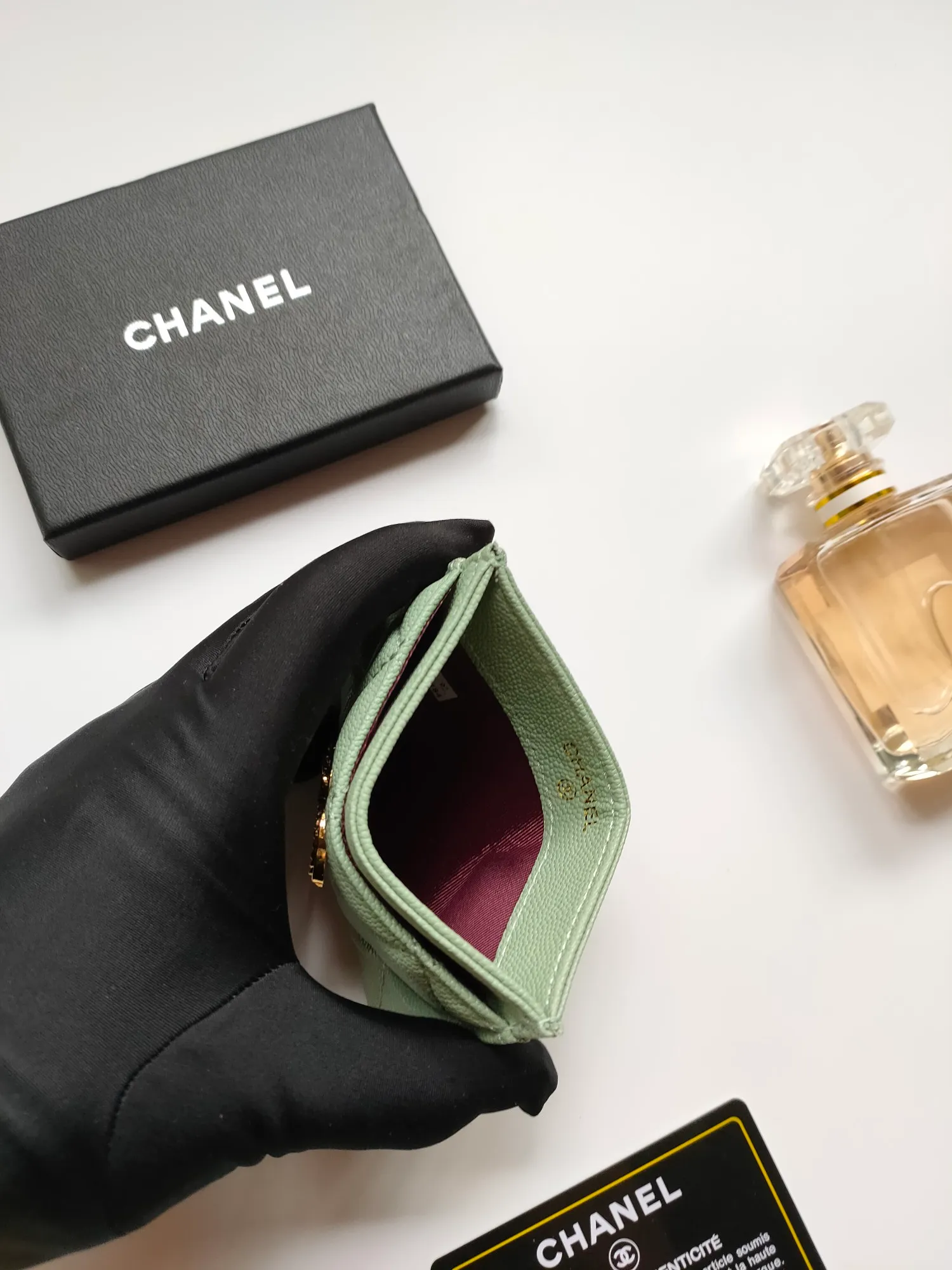 💰90💰Model 3188 CHANEL 22k embossed lgo large double C hardware, official website latest in 2023🆕card holder, caviar medium ball grain cowhide, anti-scratch, super glossy, 3 card slots each put a card, you can also put a card + a few coins in the middle