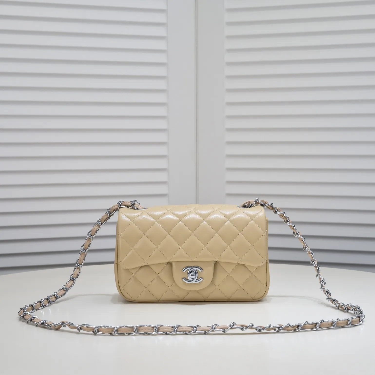 💰320￥Apricot CF versatile lambskin🌹 Chanel💃🏻‼ ️Eternal classic style [shy] noble temperament💃🏻favorite of celebrities🌟soft leather and high-end👍counter hardware exquisite workmanship to reject flaws [strong] both dazzling and feminine 😝[strong] luxurious and durable🌟Size: 20*14*7cm Style number: 1116