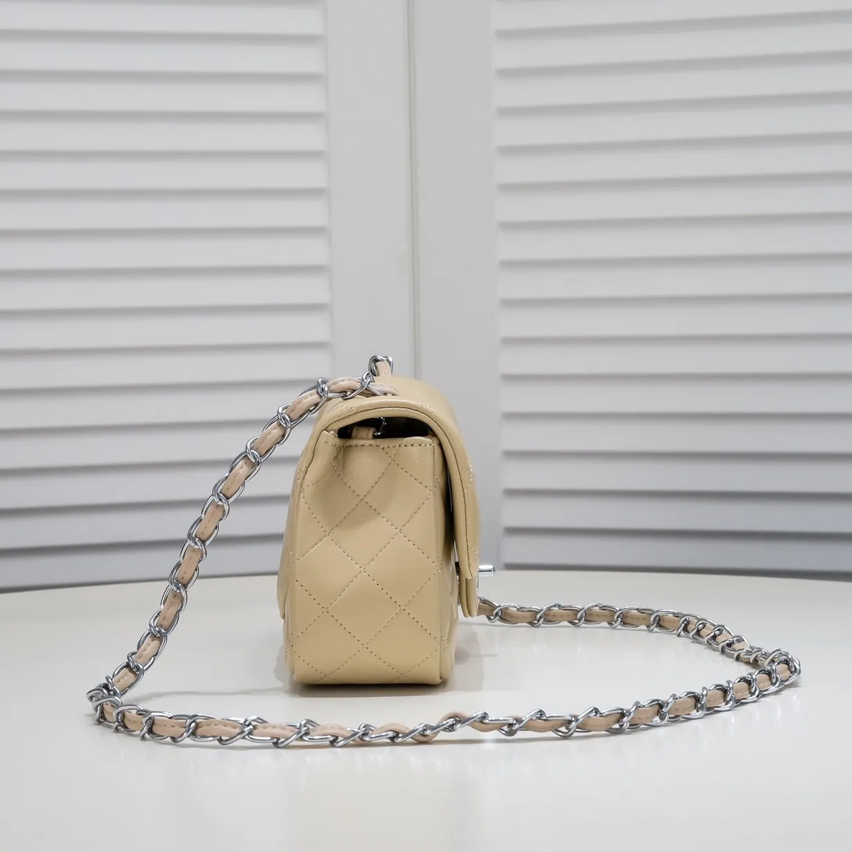 💰320￥Apricot CF versatile lambskin🌹 Chanel💃🏻‼ ️Eternal classic style [shy] noble temperament💃🏻favorite of celebrities🌟soft leather and high-end👍counter hardware exquisite workmanship to reject flaws [strong] both dazzling and feminine 😝[strong] luxurious and durable🌟Size: 20*14*7cm Style number: 1116