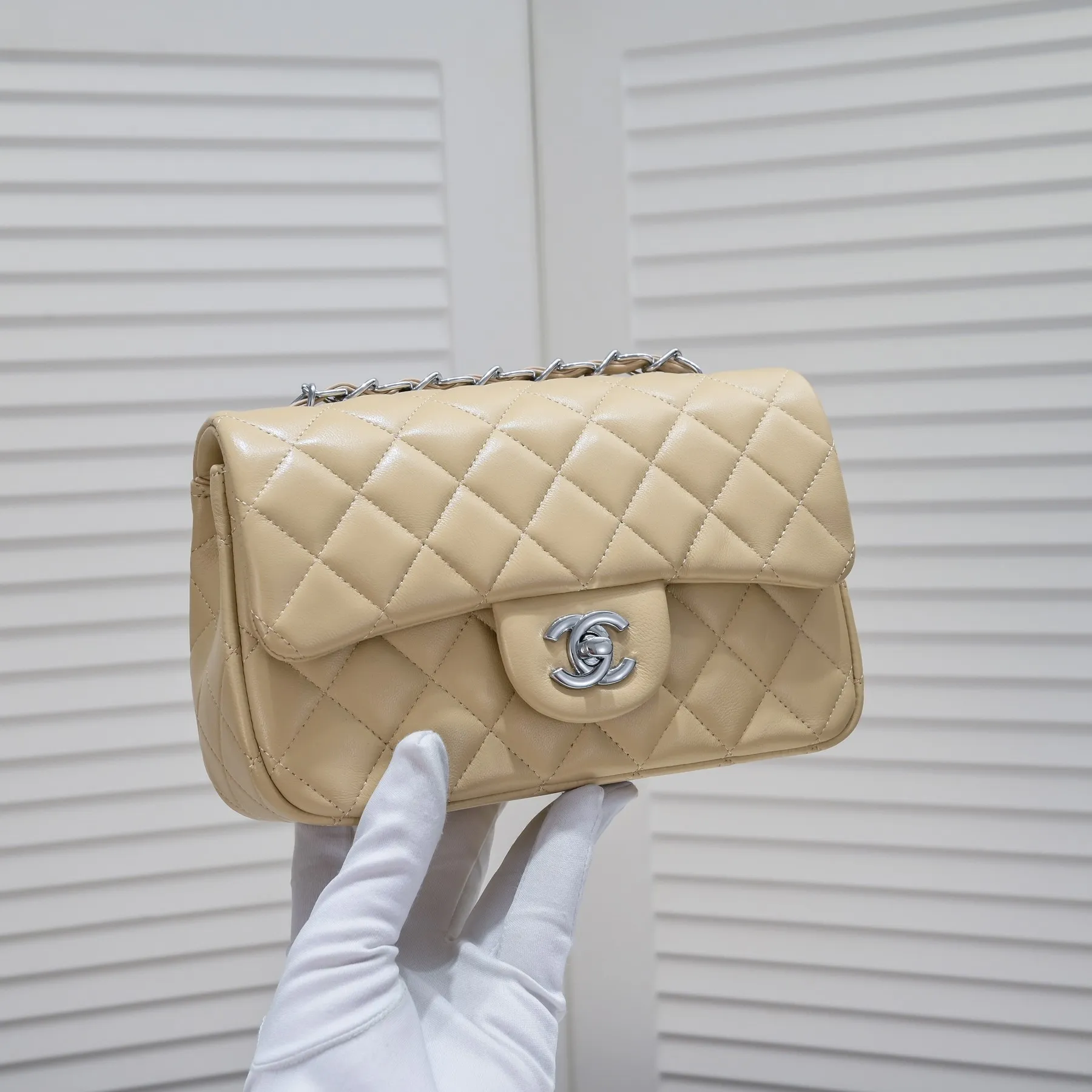 💰320￥Apricot CF versatile lambskin🌹 Chanel💃🏻‼ ️Eternal classic style [shy] noble temperament💃🏻favorite of celebrities🌟soft leather and high-end👍counter hardware exquisite workmanship to reject flaws [strong] both dazzling and feminine 😝[strong] luxurious and durable🌟Size: 20*14*7cm Style number: 1116