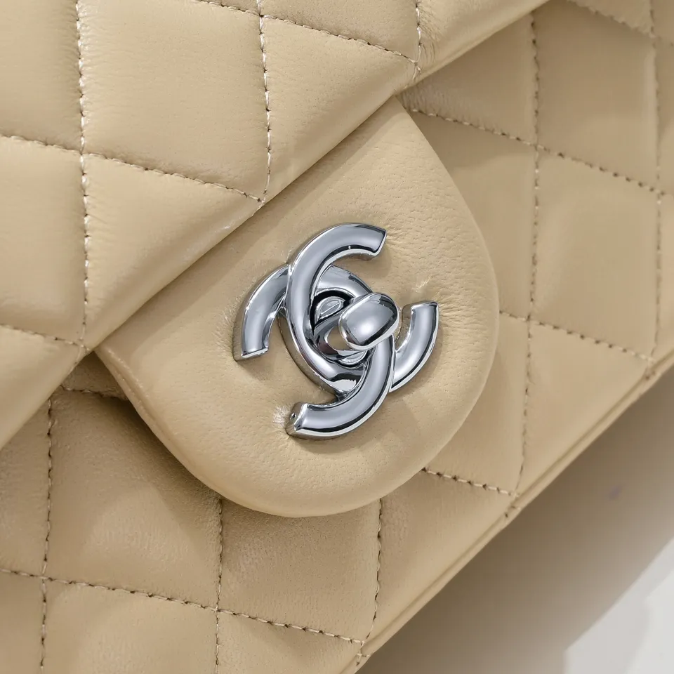 💰320￥Apricot CF versatile lambskin🌹 Chanel💃🏻‼ ️Eternal classic style [shy] noble temperament💃🏻favorite of celebrities🌟soft leather and high-end👍counter hardware exquisite workmanship to reject flaws [strong] both dazzling and feminine 😝[strong] luxurious and durable🌟Size: 20*14*7cm Style number: 1116