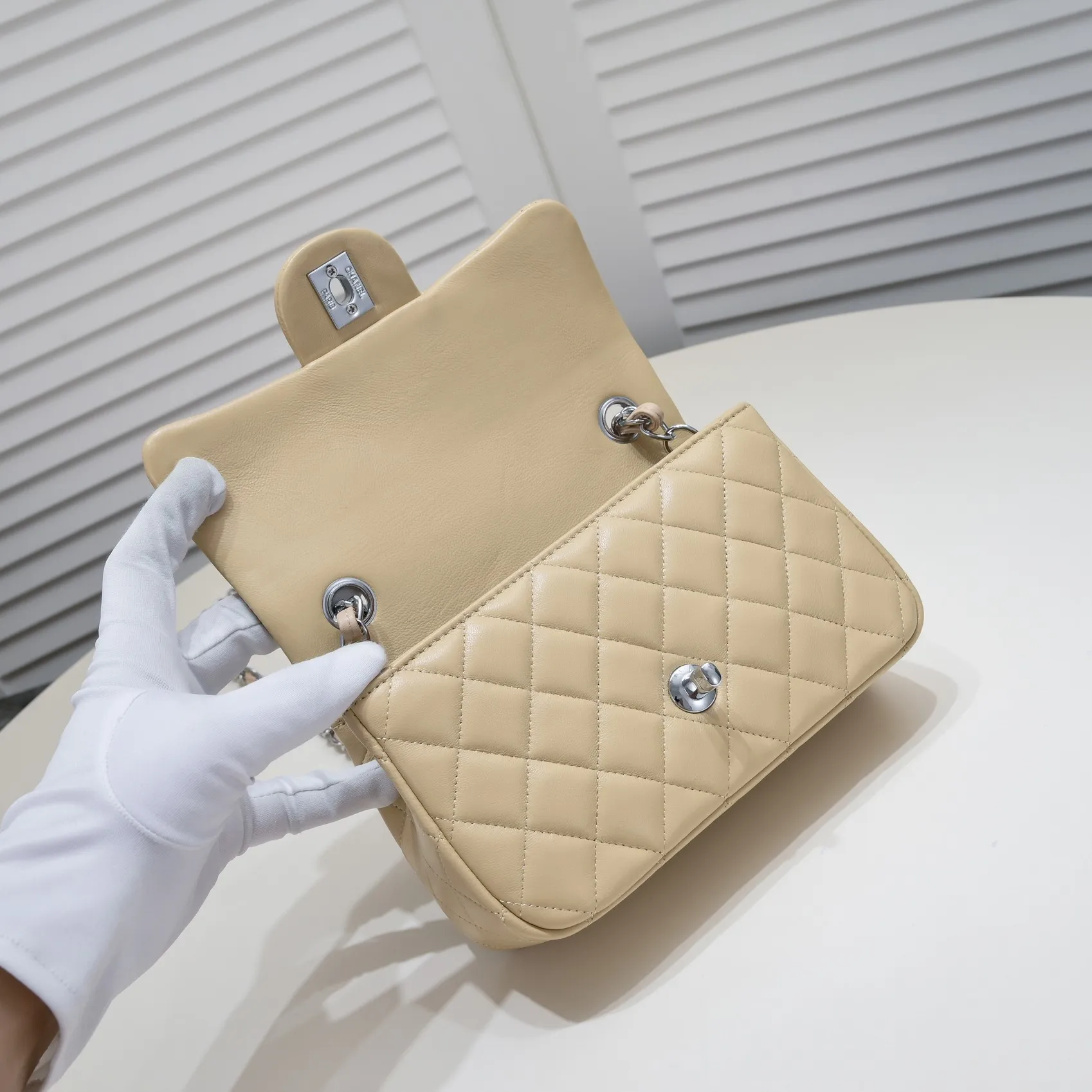💰320￥Apricot CF versatile lambskin🌹 Chanel💃🏻‼ ️Eternal classic style [shy] noble temperament💃🏻favorite of celebrities🌟soft leather and high-end👍counter hardware exquisite workmanship to reject flaws [strong] both dazzling and feminine 😝[strong] luxurious and durable🌟Size: 20*14*7cm Style number: 1116
