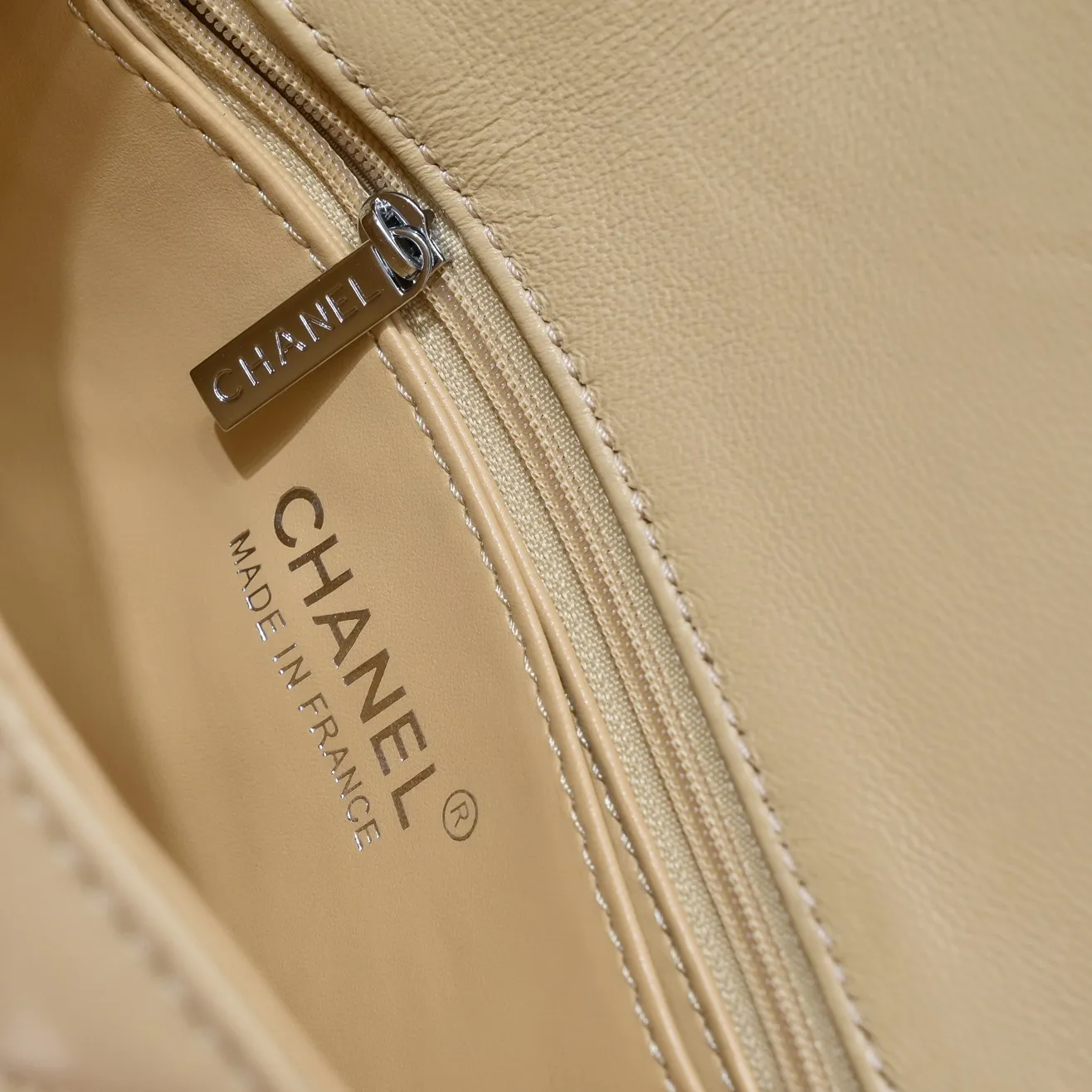 💰320￥Apricot CF versatile lambskin🌹 Chanel💃🏻‼ ️Eternal classic style [shy] noble temperament💃🏻favorite of celebrities🌟soft leather and high-end👍counter hardware exquisite workmanship to reject flaws [strong] both dazzling and feminine 😝[strong] luxurious and durable🌟Size: 20*14*7cm Style number: 1116