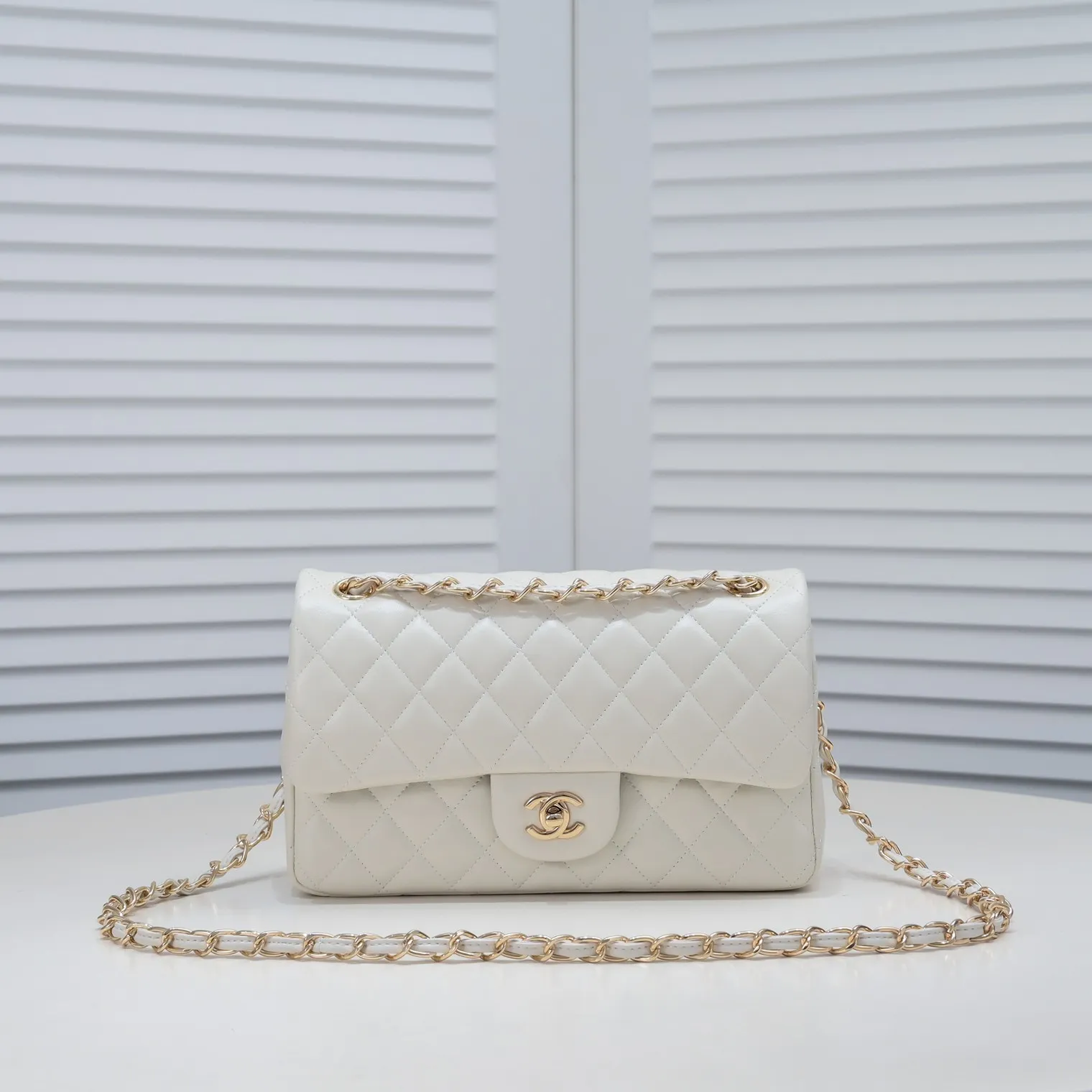 💰400￥ Off-white Chanel🔥Exclusive quality real shot shipment ✈️Official website updated simultaneously👑Chanel sheep pattern classic style with original hardware, summer style is coming💋CHANEL ‼ ️Crossbody bag, sheepskin with red lining🌸‼ ️ 🙈Fashion new favorite🙈 Size: 25.5*16*6.5. Style number: 1112 sheepskin