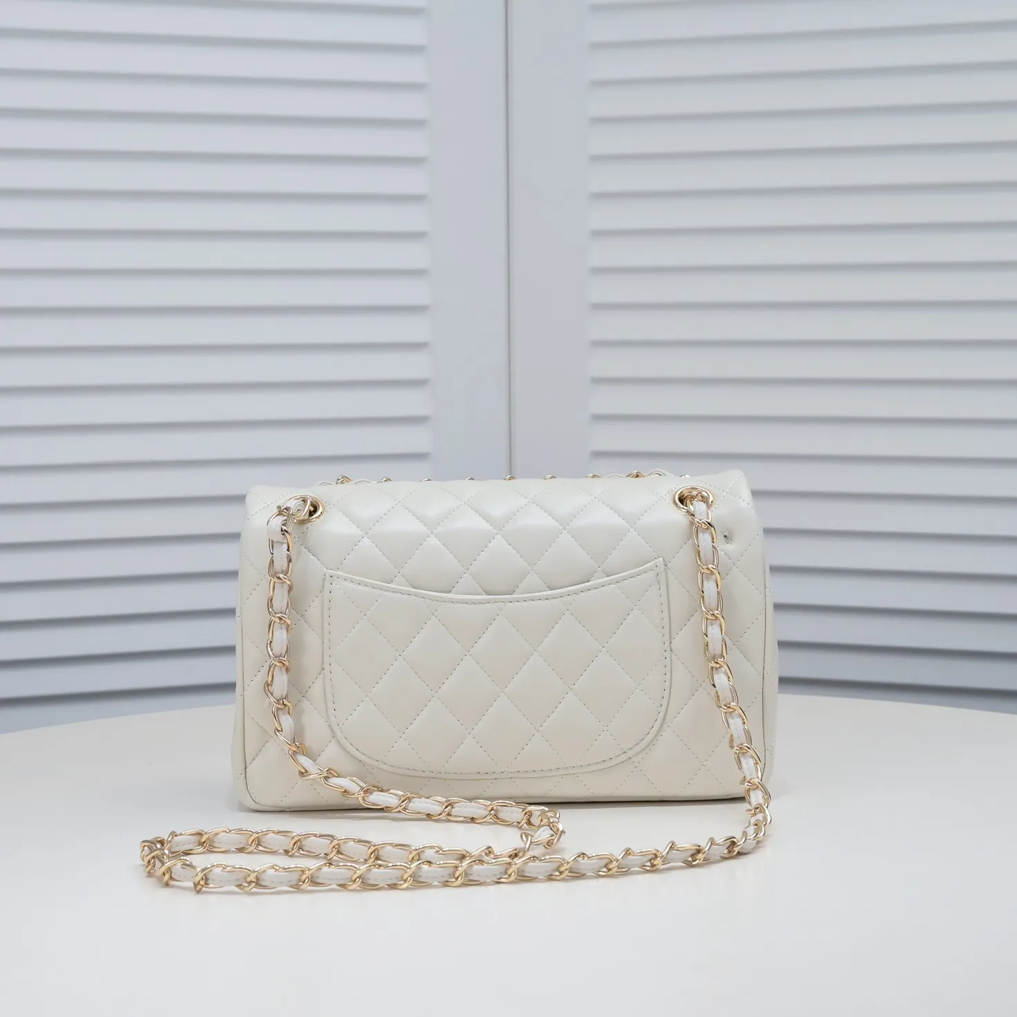 💰400￥ Off-white Chanel🔥Exclusive quality real shot shipment ✈️Official website updated simultaneously👑Chanel sheep pattern classic style with original hardware, summer style is coming💋CHANEL ‼ ️Crossbody bag, sheepskin with red lining🌸‼ ️ 🙈Fashion new favorite🙈 Size: 25.5*16*6.5. Style number: 1112 sheepskin