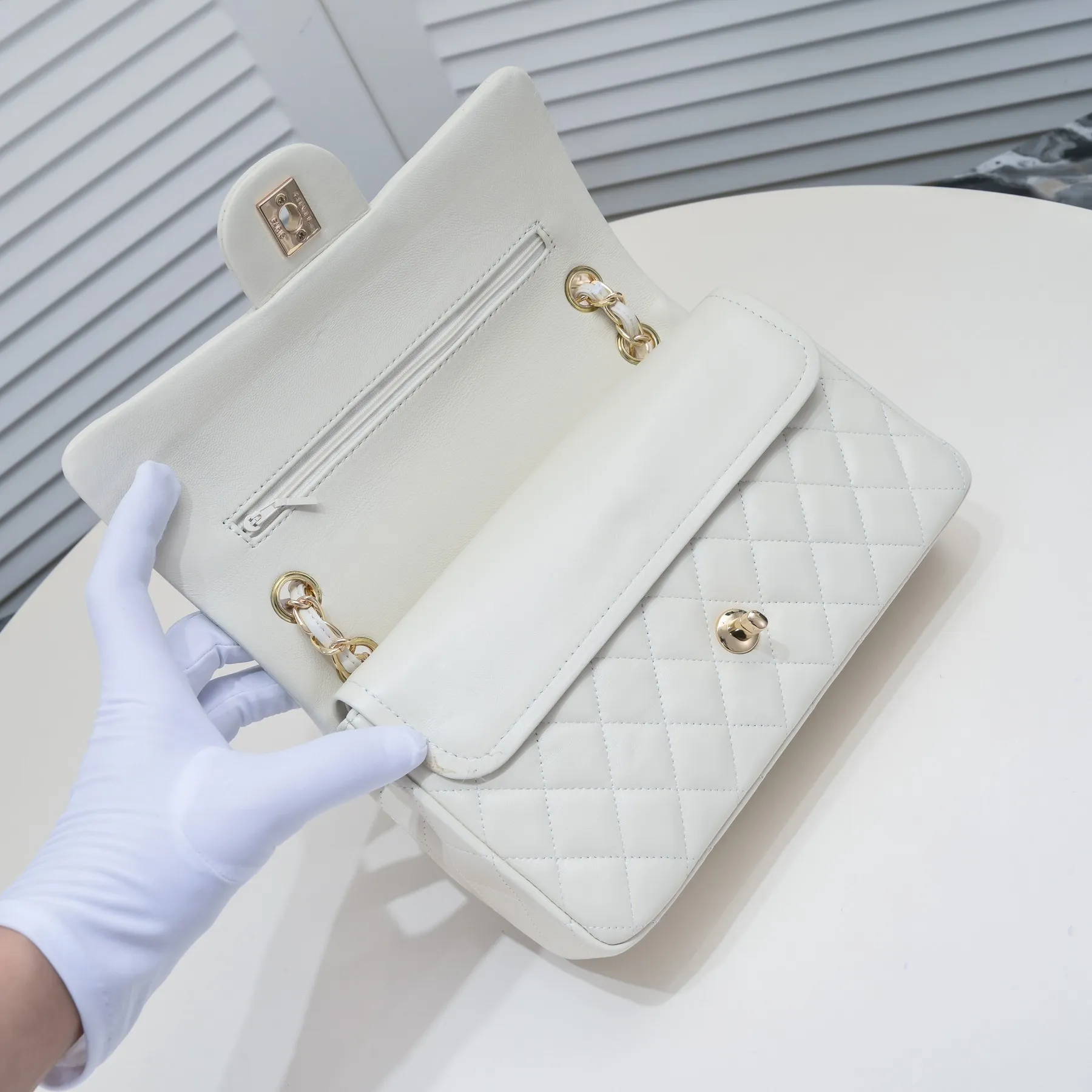 💰400￥ Off-white Chanel🔥Exclusive quality real shot shipment ✈️Official website updated simultaneously👑Chanel sheep pattern classic style with original hardware, summer style is coming💋CHANEL ‼ ️Crossbody bag, sheepskin with red lining🌸‼ ️ 🙈Fashion new favorite🙈 Size: 25.5*16*6.5. Style number: 1112 sheepskin