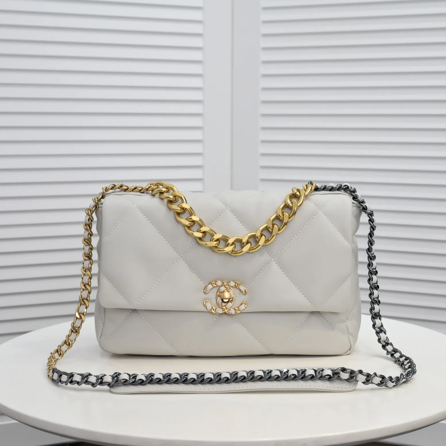 💰410￥The latest popular model of Chanel in off-white medium size has been shipped📣📣Synchronized with counters🤭Imported cowhide🐂feels very soft. The upper body effect is super good, it can be carried by hand, on one shoulder or cross-body, showing the elegance and charm of women. Hurry up and get it. Style number: 9011. Size: 30*20*12cm.