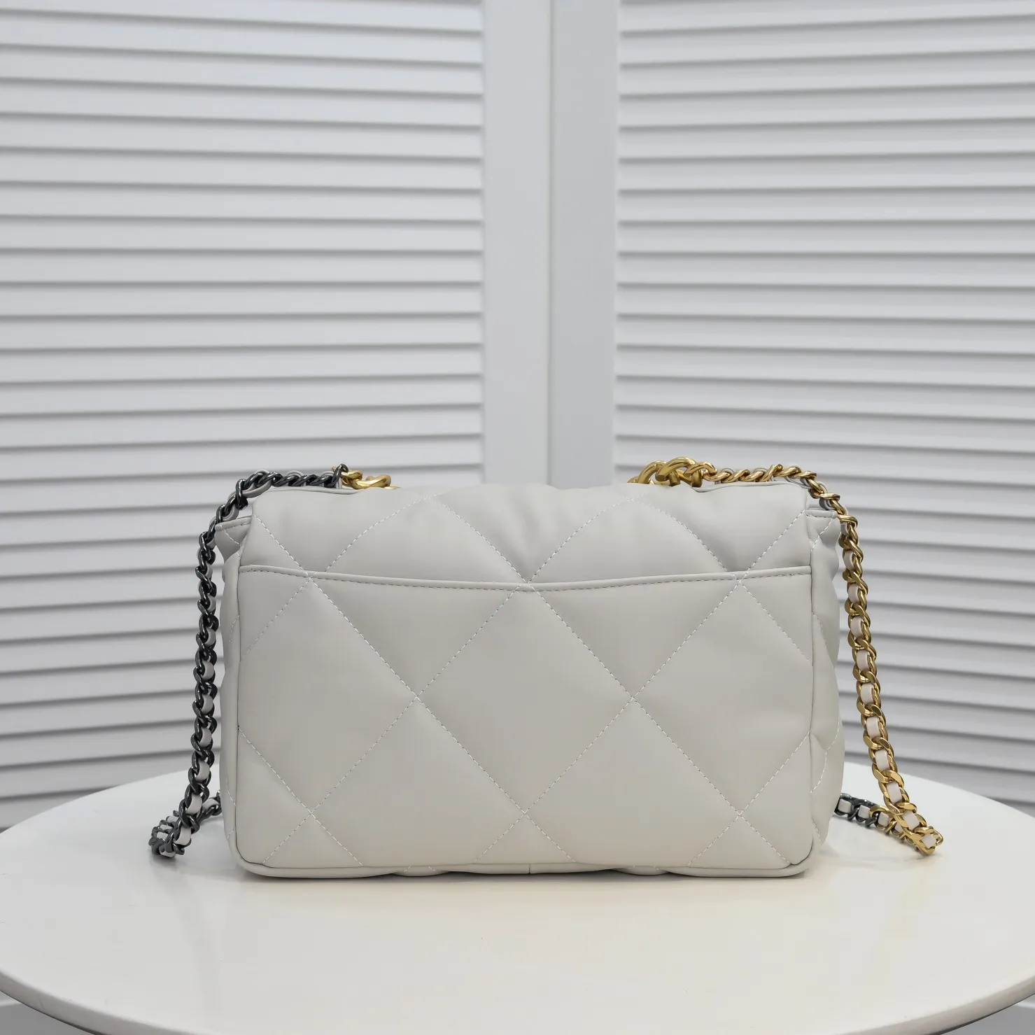 💰410￥The latest popular model of Chanel in off-white medium size has been shipped📣📣Synchronized with counters🤭Imported cowhide🐂feels very soft. The upper body effect is super good, it can be carried by hand, on one shoulder or cross-body, showing the elegance and charm of women. Hurry up and get it. Style number: 9011. Size: 30*20*12cm.