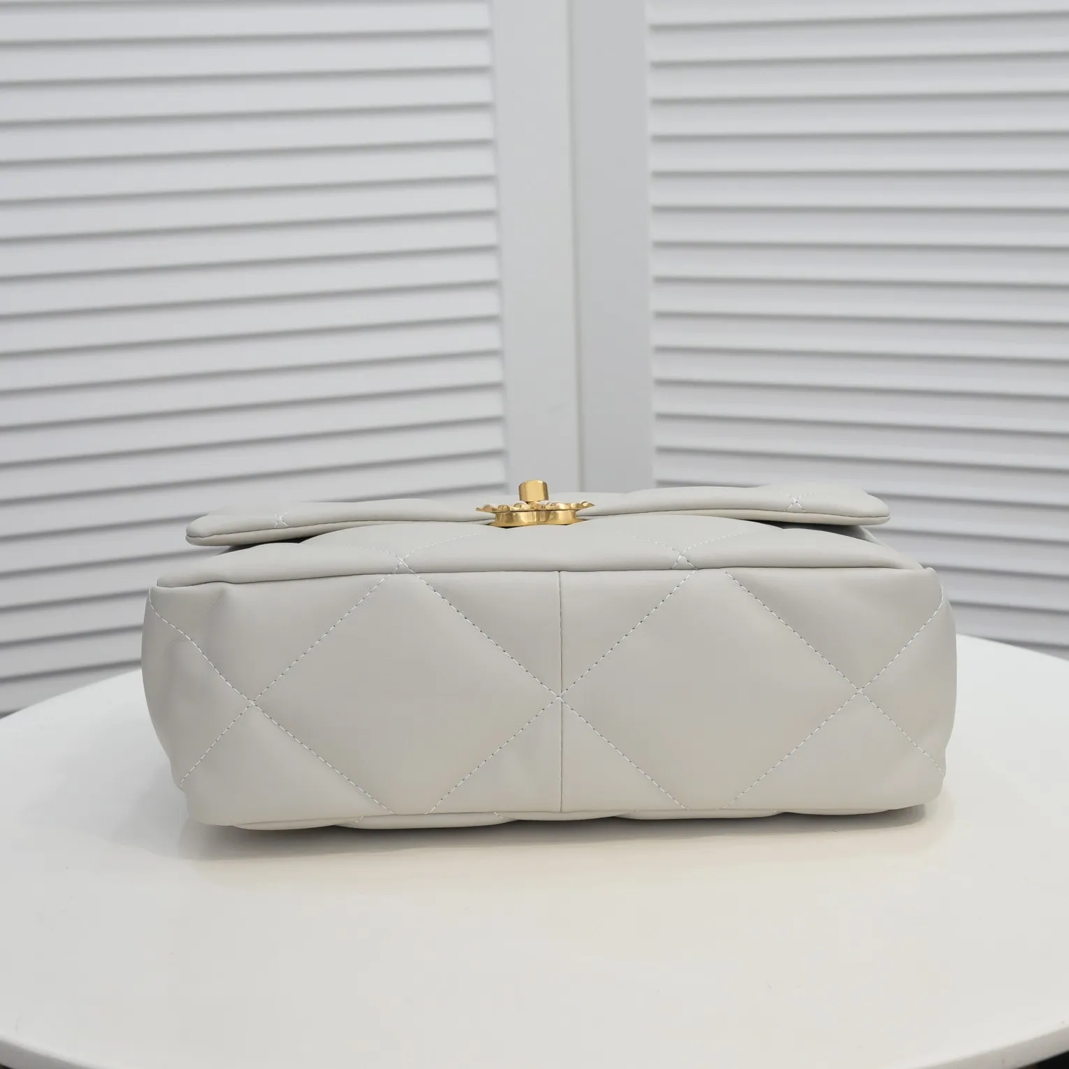 💰410￥The latest popular model of Chanel in off-white medium size has been shipped📣📣Synchronized with counters🤭Imported cowhide🐂feels very soft. The upper body effect is super good, it can be carried by hand, on one shoulder or cross-body, showing the elegance and charm of women. Hurry up and get it. Style number: 9011. Size: 30*20*12cm.