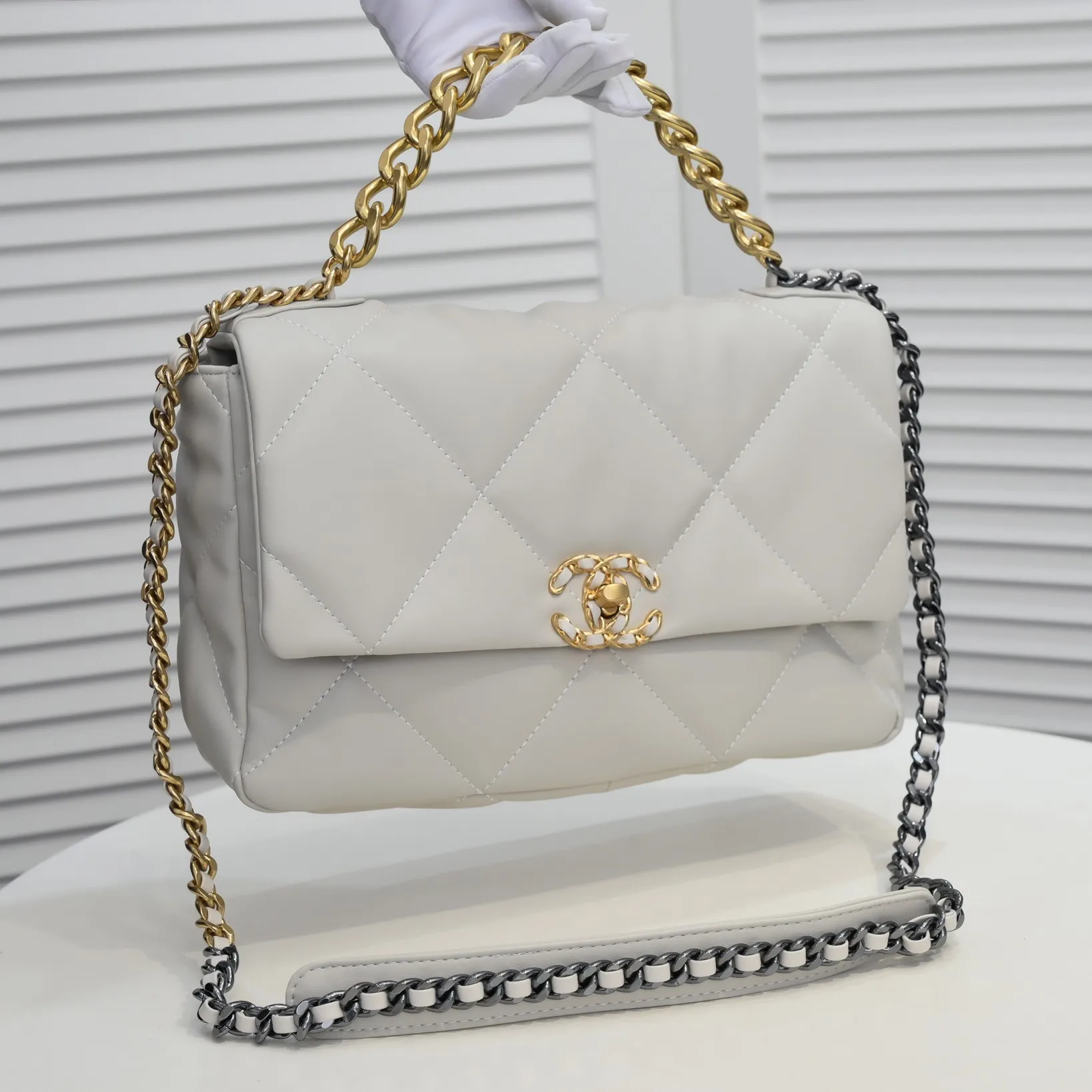 💰410￥The latest popular model of Chanel in off-white medium size has been shipped📣📣Synchronized with counters🤭Imported cowhide🐂feels very soft. The upper body effect is super good, it can be carried by hand, on one shoulder or cross-body, showing the elegance and charm of women. Hurry up and get it. Style number: 9011. Size: 30*20*12cm.