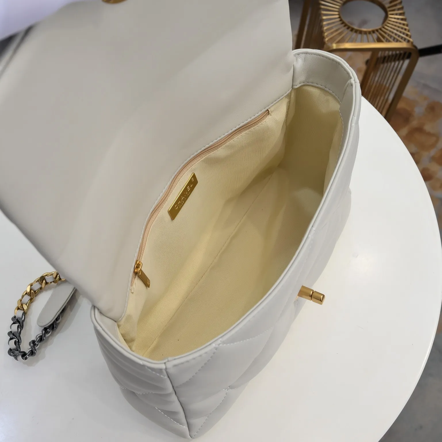 💰410￥The latest popular model of Chanel in off-white medium size has been shipped📣📣Synchronized with counters🤭Imported cowhide🐂feels very soft. The upper body effect is super good, it can be carried by hand, on one shoulder or cross-body, showing the elegance and charm of women. Hurry up and get it. Style number: 9011. Size: 30*20*12cm.