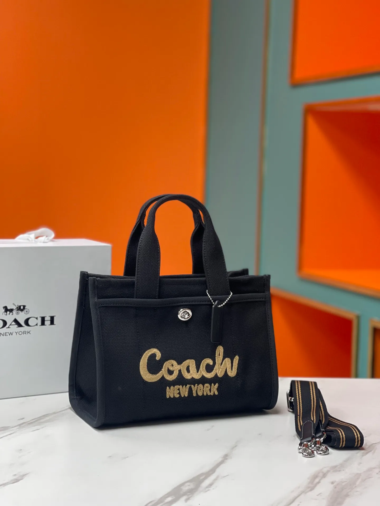 Batch 460💰Coach’s January new model CP428 cargo tote is a must-have for commuting. It meets daily needs. Exquisite letter embroidery texture and full closed zipper design, very safe√Size 26X19.5X13