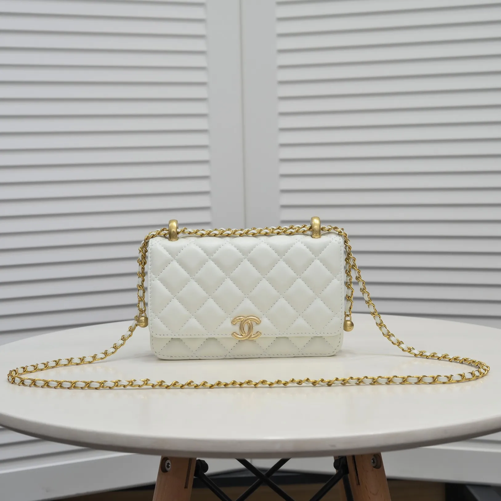 💰360￥CHANEL:🌈✨: First launched on the whole network, 2021 early spring limited edition cf gorgeous and unique style bag✨ We can’t miss it either. The shoulder straps are adjustable and made of sheepskin. It feels super soft and comfortable, the design is novel and unique, and the outstanding taste and temperament highlights are everywhere! Style number: A33814-1 Size: 19*12*4cm