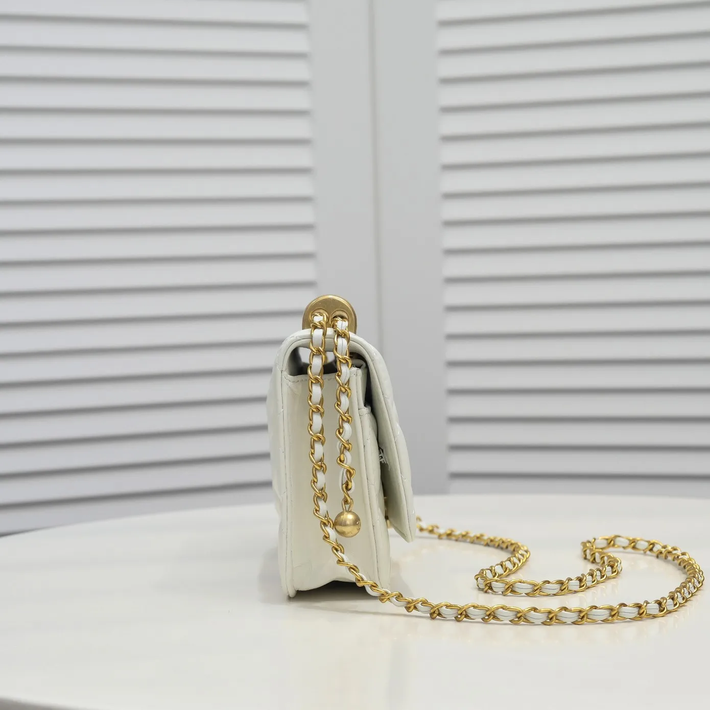💰360￥CHANEL:🌈✨: First launched on the whole network, 2021 early spring limited edition cf gorgeous and unique style bag✨ We can’t miss it either. The shoulder straps are adjustable and made of sheepskin. It feels super soft and comfortable, the design is novel and unique, and the outstanding taste and temperament highlights are everywhere! Style number: A33814-1 Size: 19*12*4cm