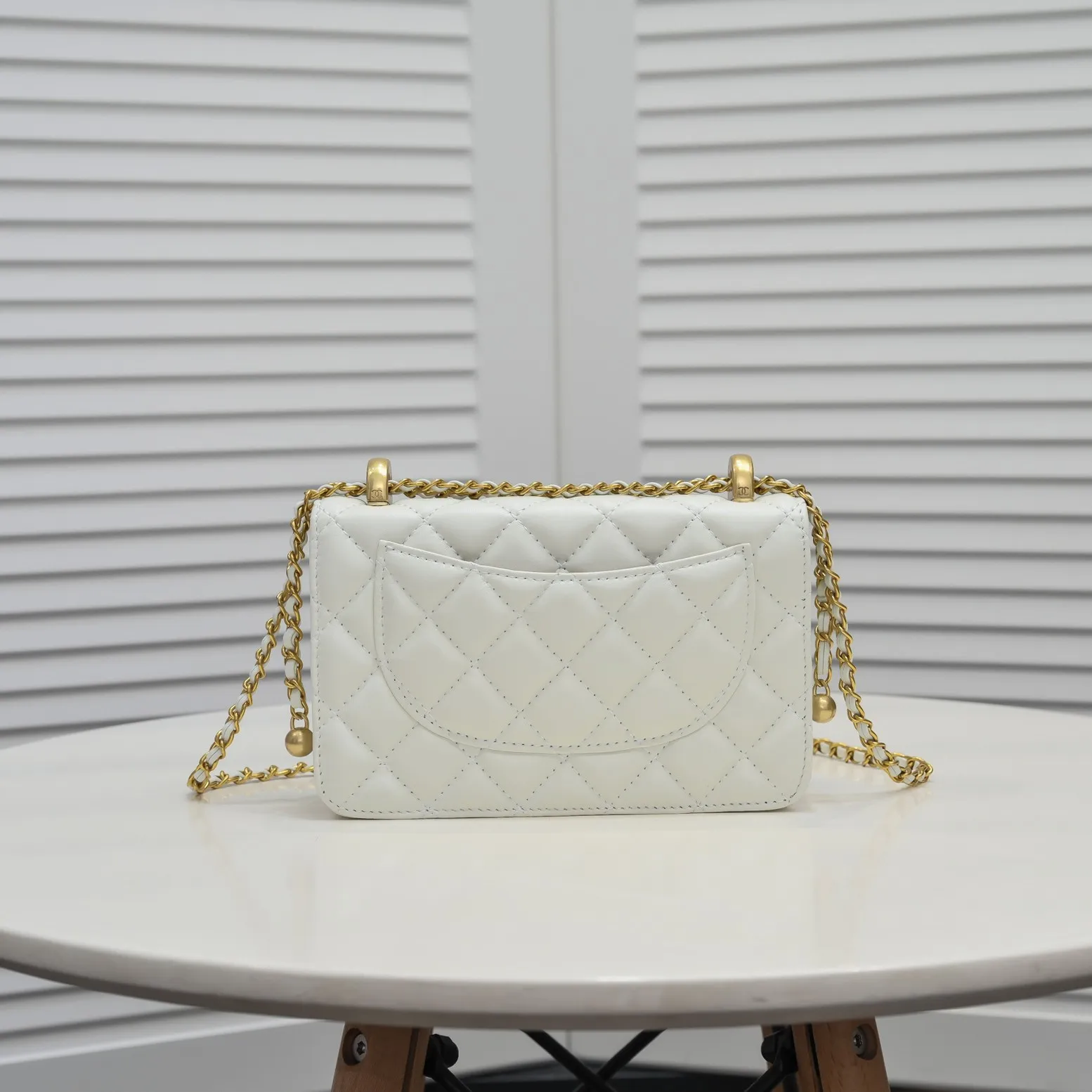 💰360￥CHANEL:🌈✨: First launched on the whole network, 2021 early spring limited edition cf gorgeous and unique style bag✨ We can’t miss it either. The shoulder straps are adjustable and made of sheepskin. It feels super soft and comfortable, the design is novel and unique, and the outstanding taste and temperament highlights are everywhere! Style number: A33814-1 Size: 19*12*4cm