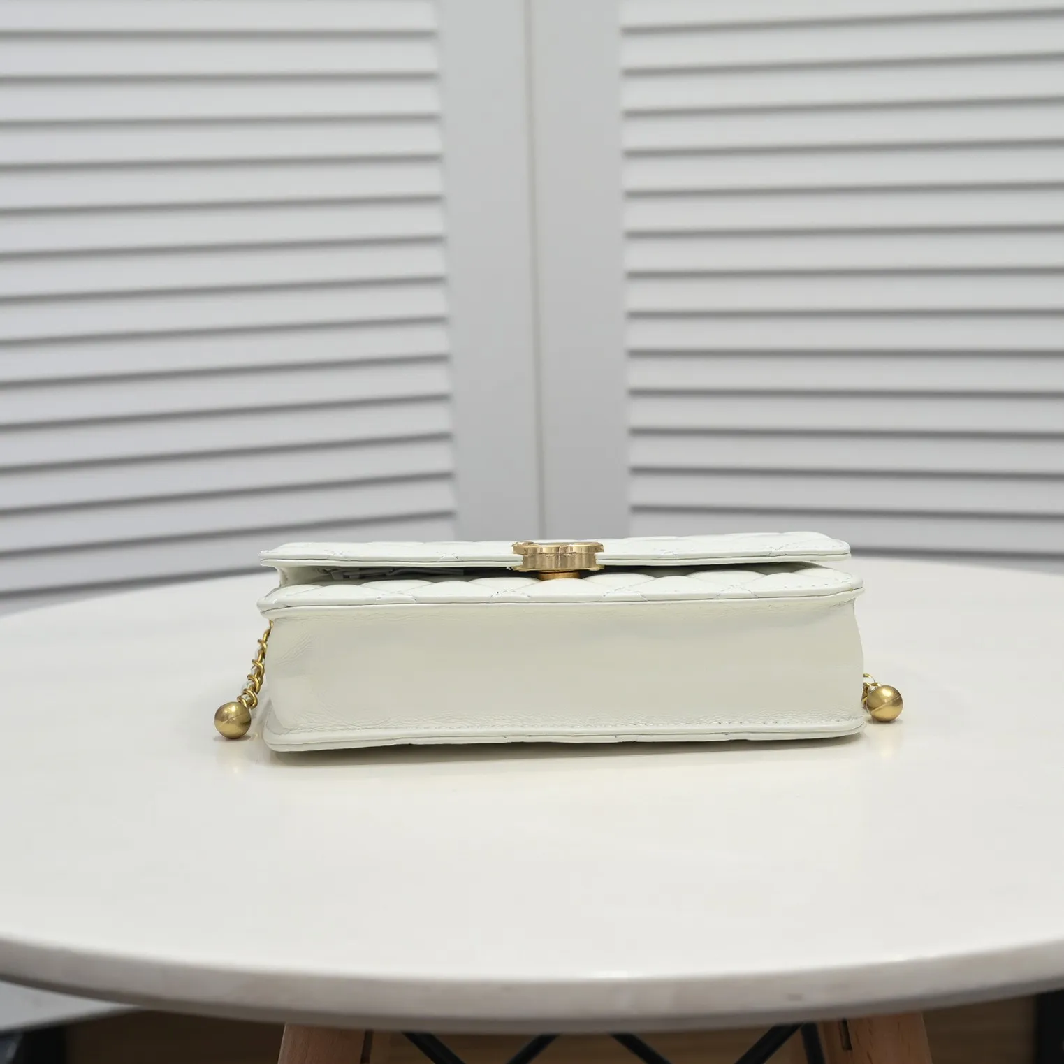 💰360￥CHANEL:🌈✨: First launched on the whole network, 2021 early spring limited edition cf gorgeous and unique style bag✨ We can’t miss it either. The shoulder straps are adjustable and made of sheepskin. It feels super soft and comfortable, the design is novel and unique, and the outstanding taste and temperament highlights are everywhere! Style number: A33814-1 Size: 19*12*4cm
