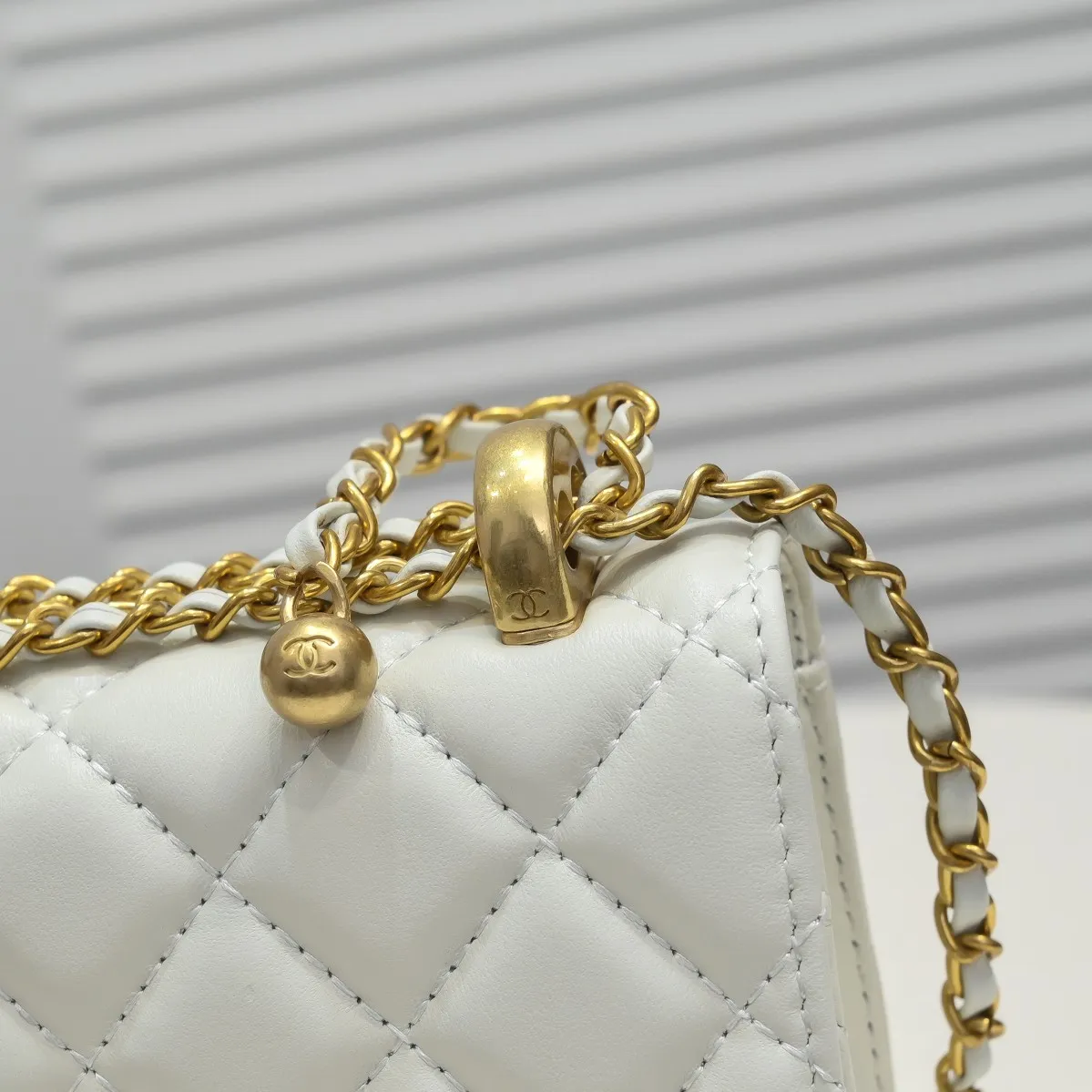 💰360￥CHANEL:🌈✨: First launched on the whole network, 2021 early spring limited edition cf gorgeous and unique style bag✨ We can’t miss it either. The shoulder straps are adjustable and made of sheepskin. It feels super soft and comfortable, the design is novel and unique, and the outstanding taste and temperament highlights are everywhere! Style number: A33814-1 Size: 19*12*4cm