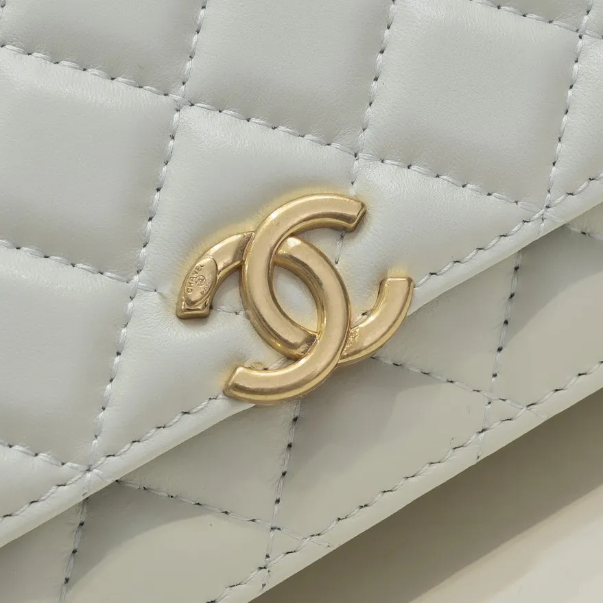 💰360￥CHANEL:🌈✨: First launched on the whole network, 2021 early spring limited edition cf gorgeous and unique style bag✨ We can’t miss it either. The shoulder straps are adjustable and made of sheepskin. It feels super soft and comfortable, the design is novel and unique, and the outstanding taste and temperament highlights are everywhere! Style number: A33814-1 Size: 19*12*4cm