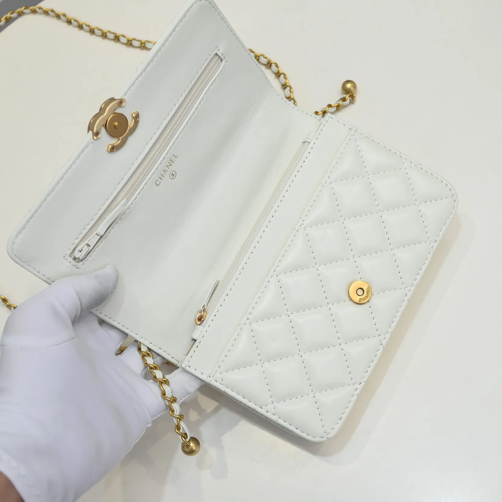 💰360￥CHANEL:🌈✨: First launched on the whole network, 2021 early spring limited edition cf gorgeous and unique style bag✨ We can’t miss it either. The shoulder straps are adjustable and made of sheepskin. It feels super soft and comfortable, the design is novel and unique, and the outstanding taste and temperament highlights are everywhere! Style number: A33814-1 Size: 19*12*4cm