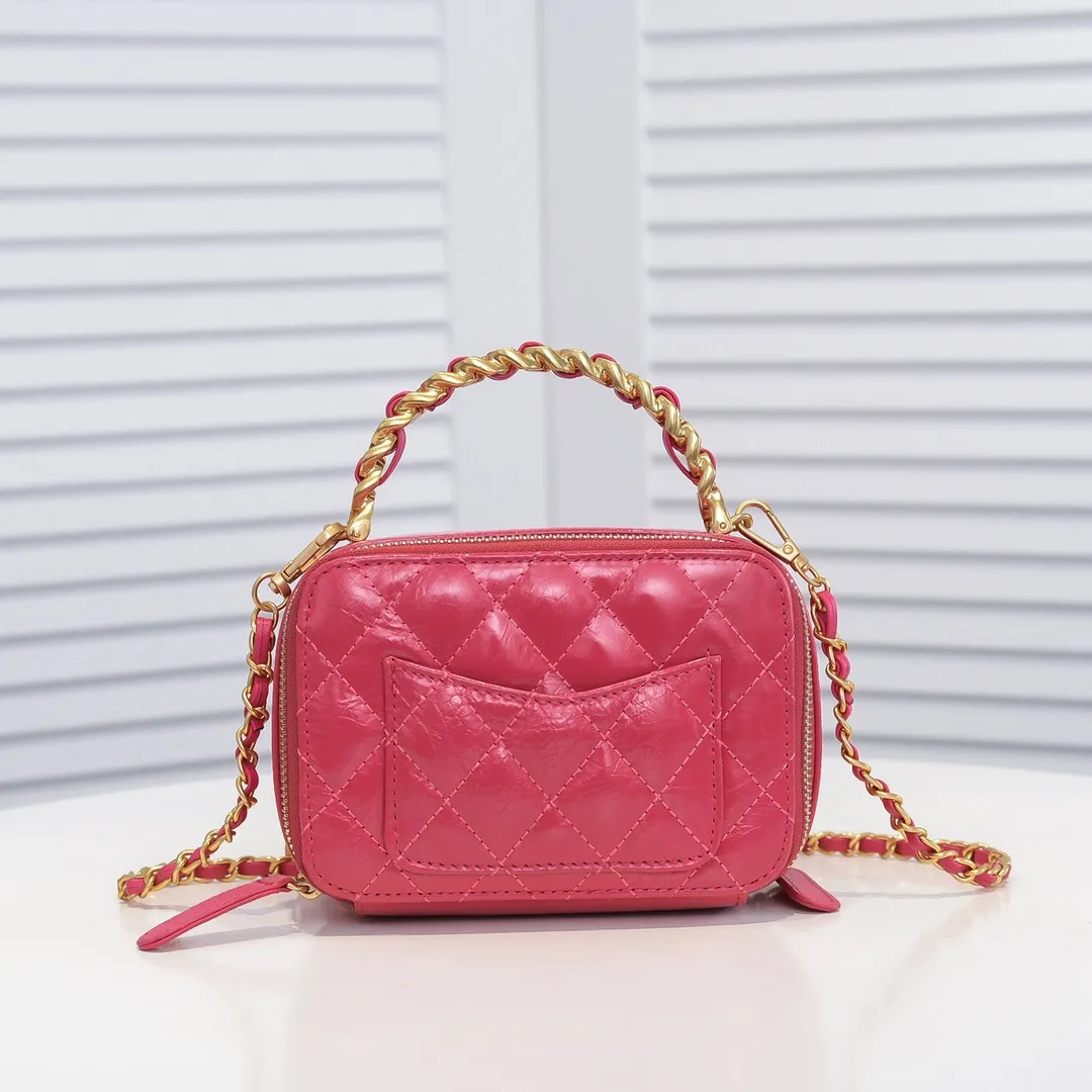 💰400￥Small size👑Chanel 2021 latest large and small camera bags are shipped! The double-zipper handheld camera bag is on sale now; it is made of imported top-layer oil-waxed calfskin. It has a strong sense of light. The leather chain-shaped handle has a retro style, and the compartment design is destined to have extraordinary capacity; it is super easy to store. It combines sophistication and fashion, and it is also great to use as a cosmetic case! Size: Small 14.5*10x7.5cm Style number: 9055 Small