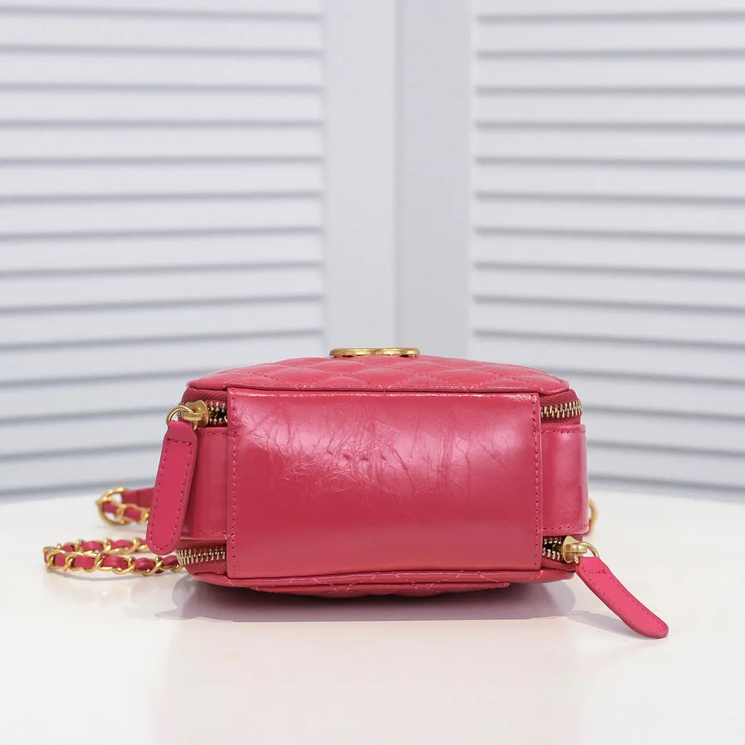 💰400￥Small size👑Chanel 2021 latest large and small camera bags are shipped! The double-zipper handheld camera bag is on sale now; it is made of imported top-layer oil-waxed calfskin. It has a strong sense of light. The leather chain-shaped handle has a retro style, and the compartment design is destined to have extraordinary capacity; it is super easy to store. It combines sophistication and fashion, and it is also great to use as a cosmetic case! Size: Small 14.5*10x7.5cm Style number: 9055 Small