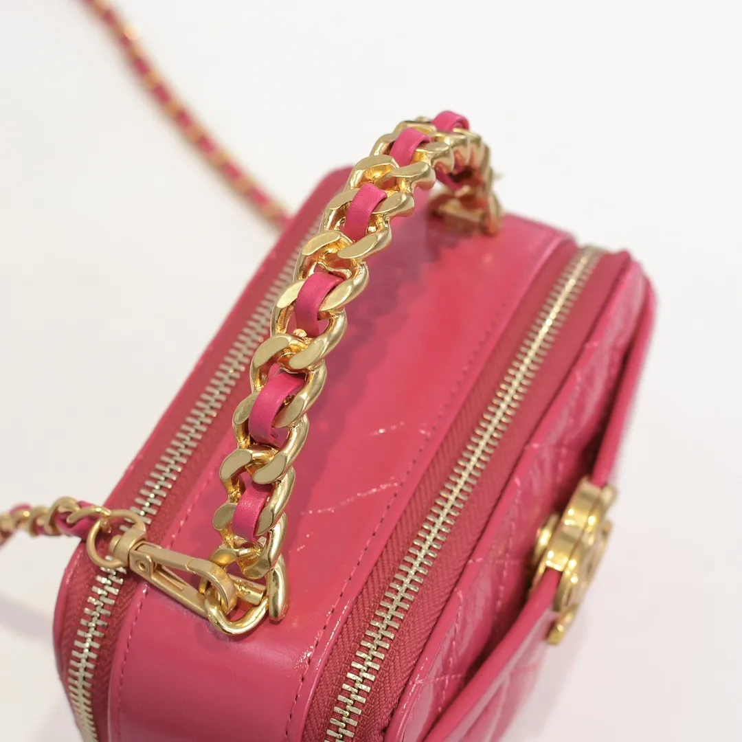 💰400￥Small size👑Chanel 2021 latest large and small camera bags are shipped! The double-zipper handheld camera bag is on sale now; it is made of imported top-layer oil-waxed calfskin. It has a strong sense of light. The leather chain-shaped handle has a retro style, and the compartment design is destined to have extraordinary capacity; it is super easy to store. It combines sophistication and fashion, and it is also great to use as a cosmetic case! Size: Small 14.5*10x7.5cm Style number: 9055 Small