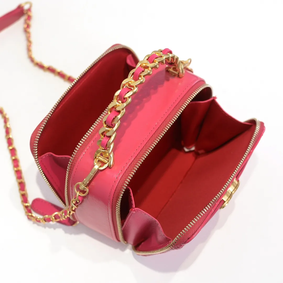 💰400￥Small size👑Chanel 2021 latest large and small camera bags are shipped! The double-zipper handheld camera bag is on sale now; it is made of imported top-layer oil-waxed calfskin. It has a strong sense of light. The leather chain-shaped handle has a retro style, and the compartment design is destined to have extraordinary capacity; it is super easy to store. It combines sophistication and fashion, and it is also great to use as a cosmetic case! Size: Small 14.5*10x7.5cm Style number: 9055 Small