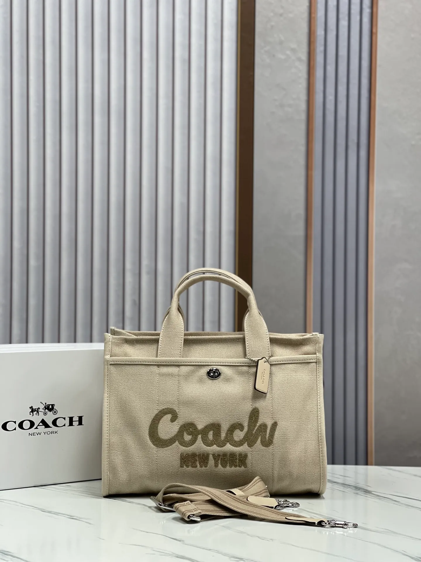 Top original order, batch 480💰Coach’s January new model CP416 cargo tote bag is a must-have for commuting and meets daily needs. Exquisite letter embroidery texture and full closed zipper design, very safe√Size: 33X24X14