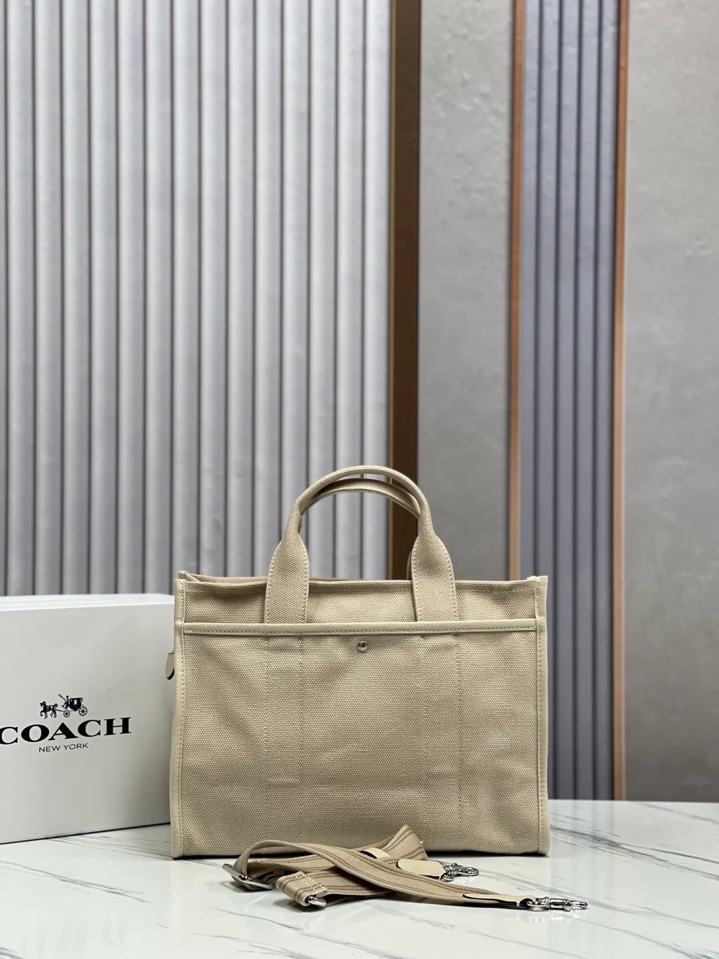 Top original order, batch 480💰Coach’s January new model CP416 cargo tote bag is a must-have for commuting and meets daily needs. Exquisite letter embroidery texture and full closed zipper design, very safe√Size: 33X24X14