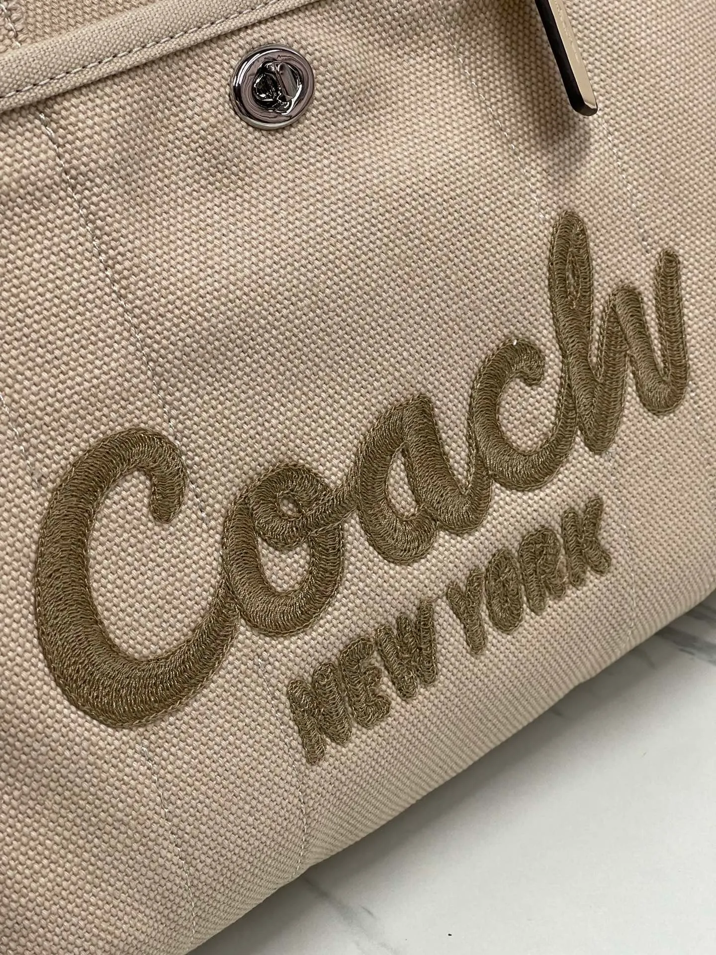 Top original order, batch 480💰Coach’s January new model CP416 cargo tote bag is a must-have for commuting and meets daily needs. Exquisite letter embroidery texture and full closed zipper design, very safe√Size: 33X24X14