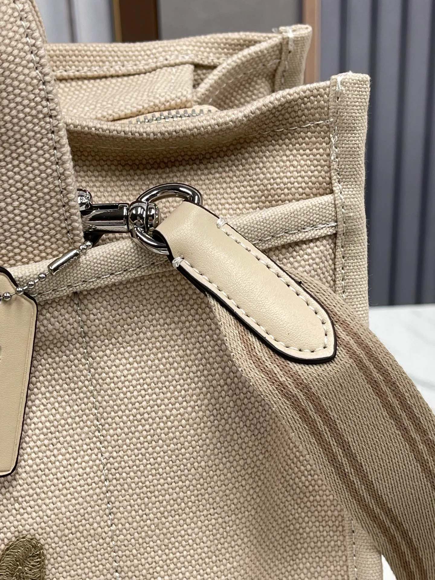 Top original order, batch 480💰Coach’s January new model CP416 cargo tote bag is a must-have for commuting and meets daily needs. Exquisite letter embroidery texture and full closed zipper design, very safe√Size: 33X24X14