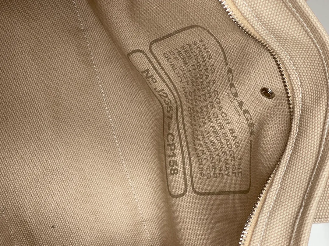 Top original order, batch 480💰Coach’s January new model CP416 cargo tote bag is a must-have for commuting and meets daily needs. Exquisite letter embroidery texture and full closed zipper design, very safe√Size: 33X24X14