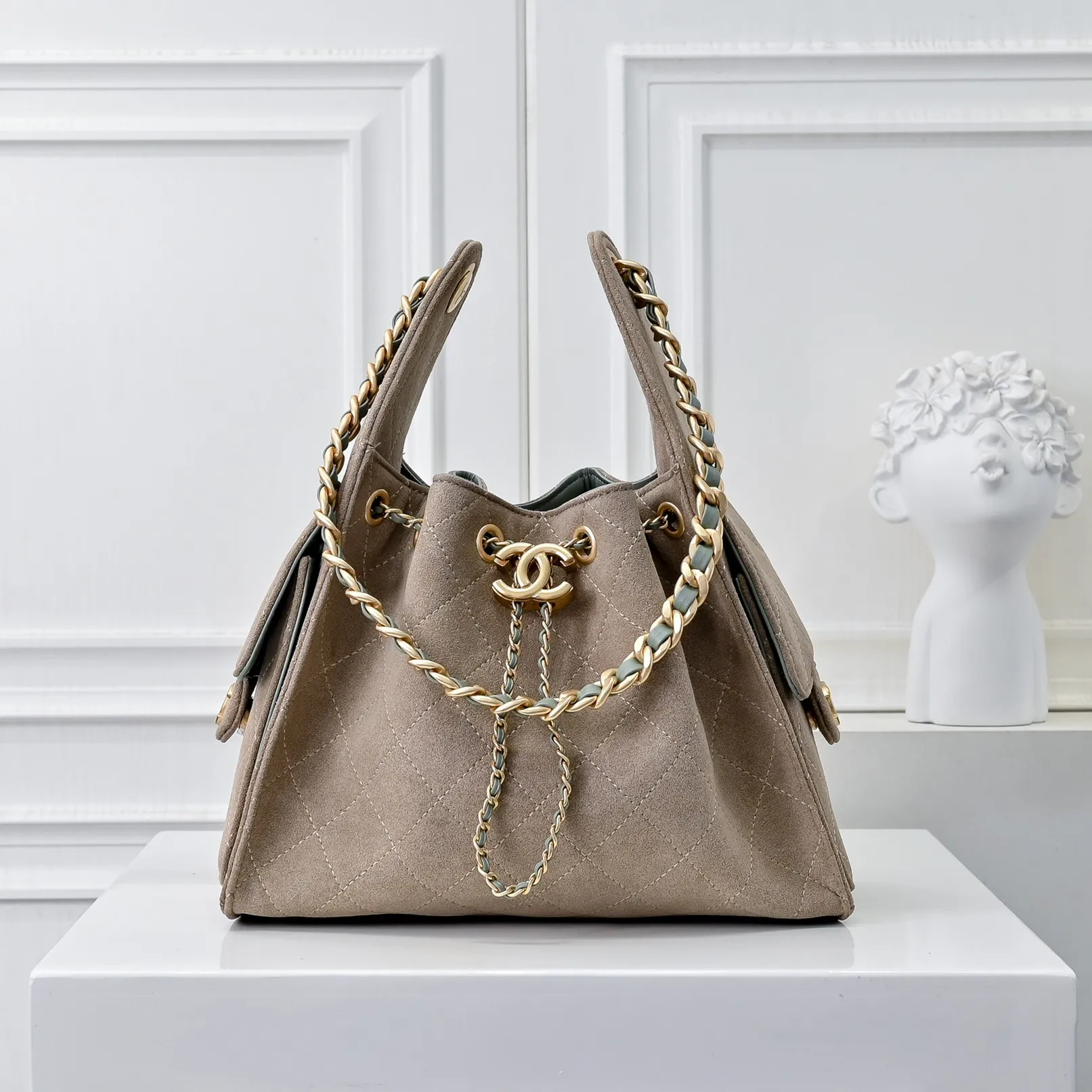 💰540￥Upgraded version of chanel 25c matte cowhide hobo armpit bag hippie armpit bag small retro gold coin button drawstring bucket bag + rhombus pattern + retro black gold classic chain design, full of high-end sense! A must-have for daily travel, with exquisite appearance and delicate texture, it can be easily worn in both casual and formal occasions. Size: 30x26x14cm Style No.: 7071 Material: Matte