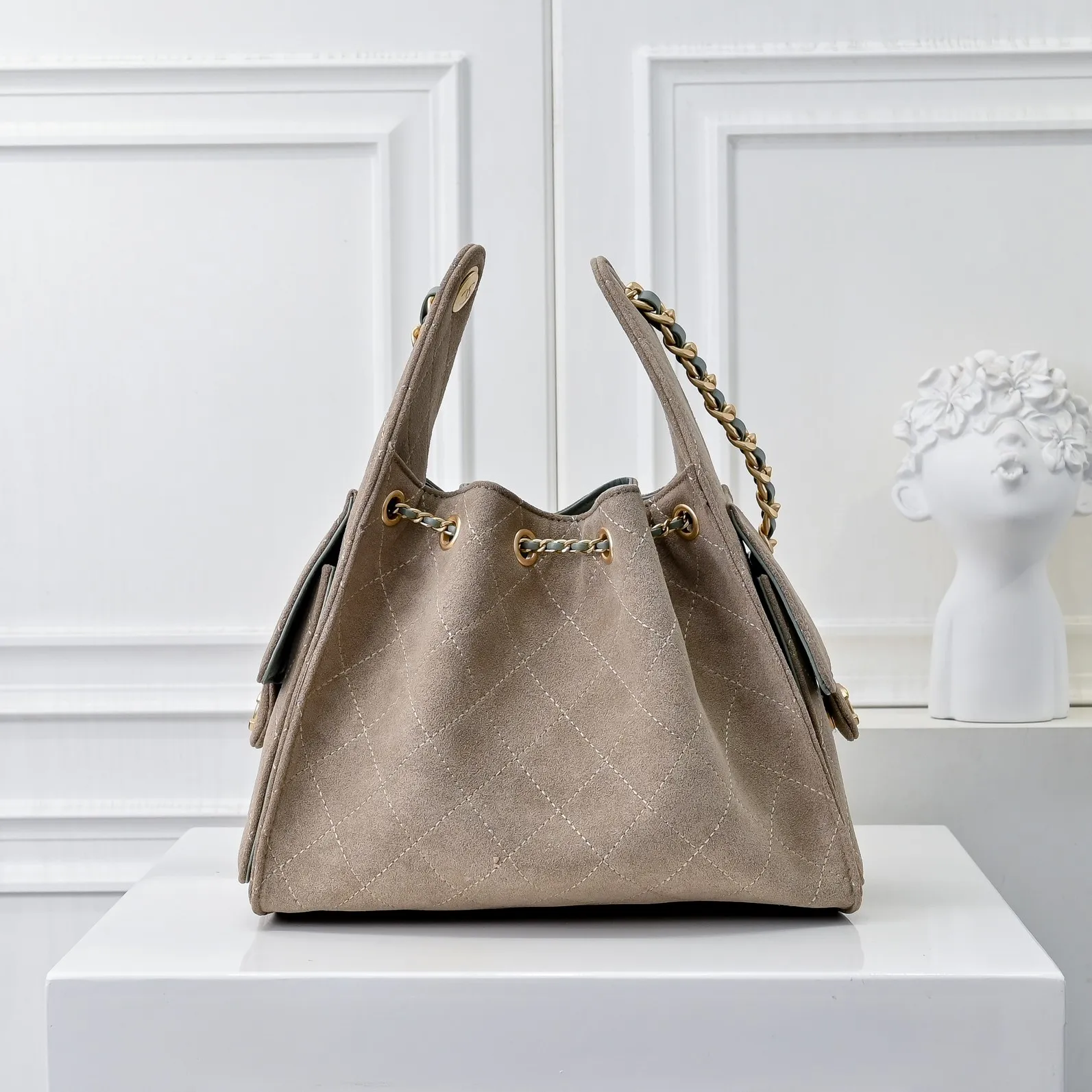 💰540￥Upgraded version of chanel 25c matte cowhide hobo armpit bag hippie armpit bag small retro gold coin button drawstring bucket bag + rhombus pattern + retro black gold classic chain design, full of high-end sense! A must-have for daily travel, with exquisite appearance and delicate texture, it can be easily worn in both casual and formal occasions. Size: 30x26x14cm Style No.: 7071 Material: Matte