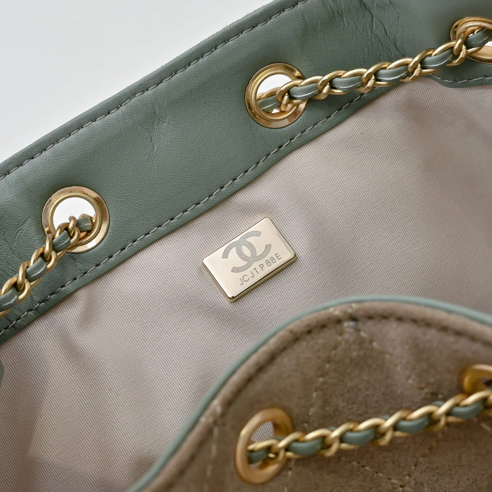 💰540￥Upgraded version of chanel 25c matte cowhide hobo armpit bag hippie armpit bag small retro gold coin button drawstring bucket bag + rhombus pattern + retro black gold classic chain design, full of high-end sense! A must-have for daily travel, with exquisite appearance and delicate texture, it can be easily worn in both casual and formal occasions. Size: 30x26x14cm Style No.: 7071 Material: Matte