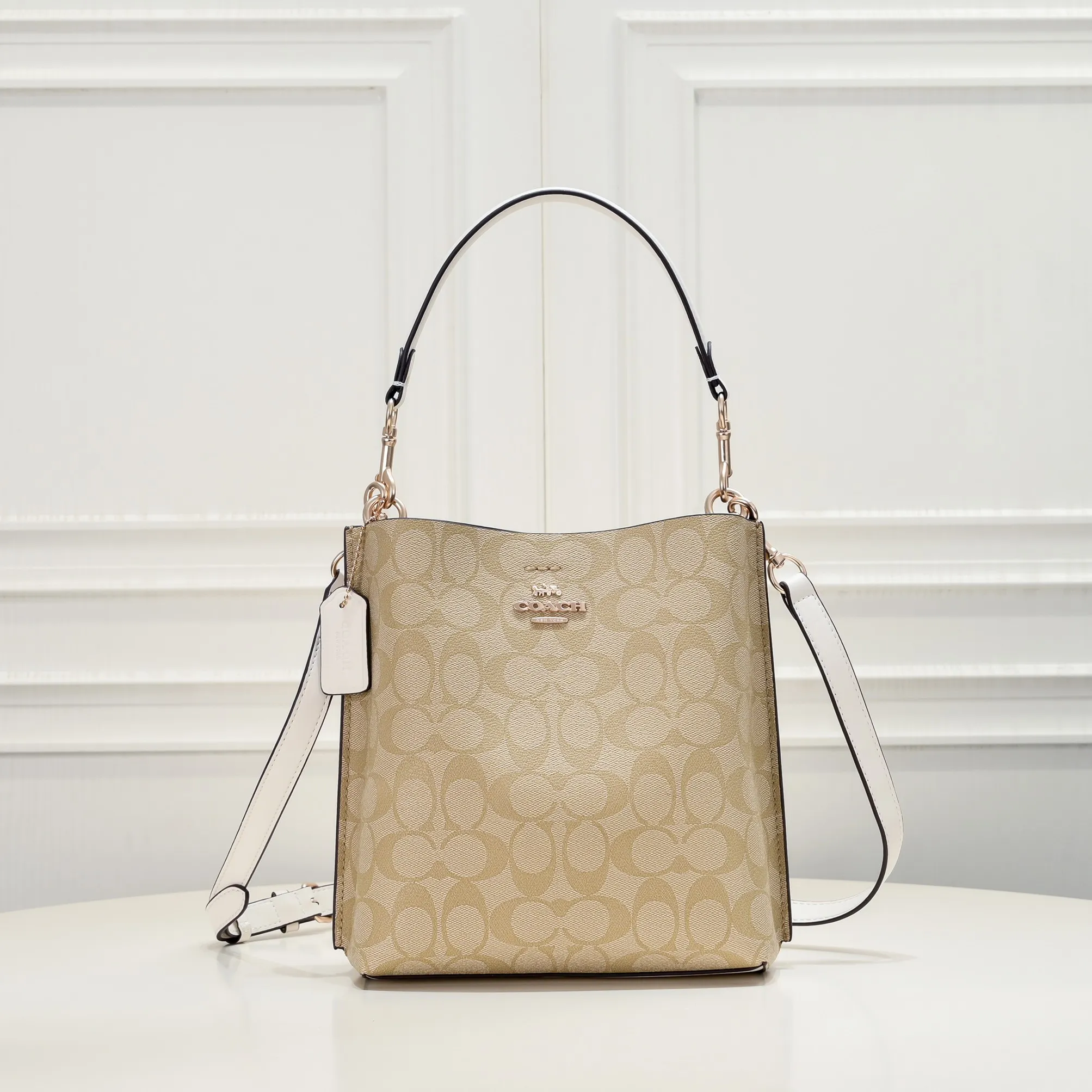 CA582, Coach's latest Mollie series bucket bag, small size, made of old PVC material and cowhide material. It is equipped with two detachable shoulder straps, long and short, which can be carried by hand or cross-body. There is a zipper compartment in the middle of the bag, which has good accommodation. The flat body of the bag is more comfortable on the upper body. Size:22*20*10cm