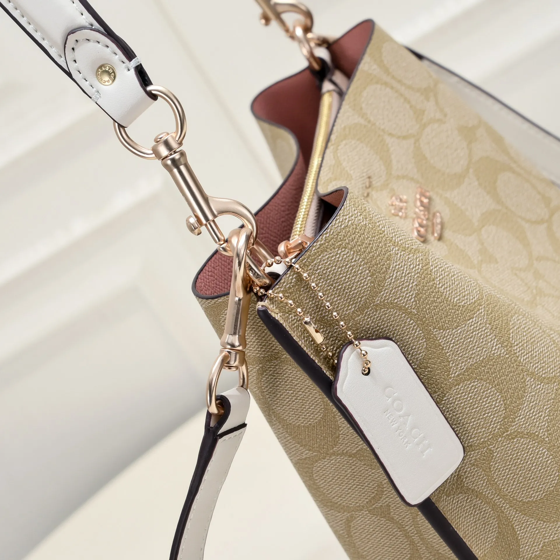 CA582, Coach's latest Mollie series bucket bag, small size, made of old PVC material and cowhide material. It is equipped with two detachable shoulder straps, long and short, which can be carried by hand or cross-body. There is a zipper compartment in the middle of the bag, which has good accommodation. The flat body of the bag is more comfortable on the upper body. Size:22*20*10cm