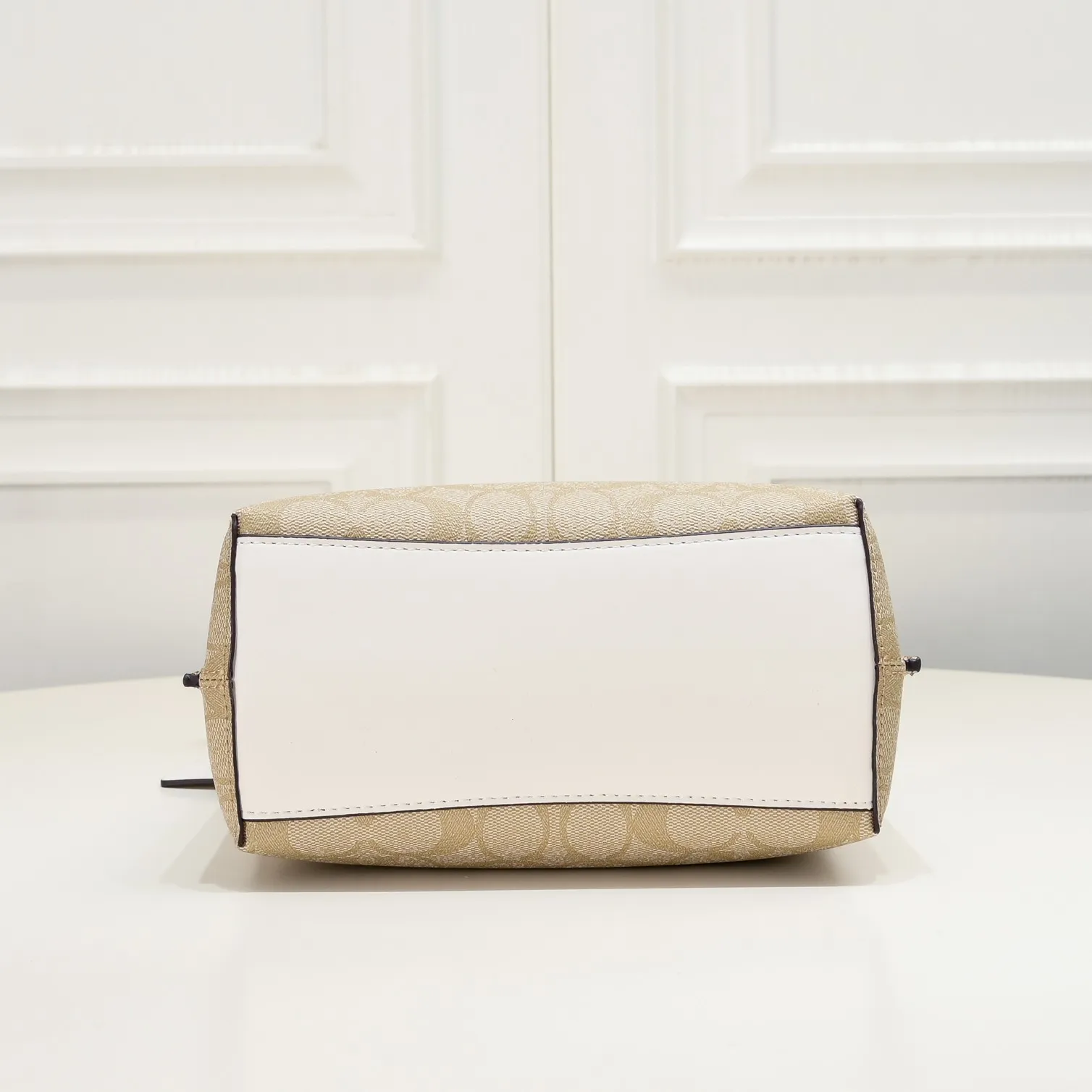 CA582, Coach's latest Mollie series bucket bag, small size, made of old PVC material and cowhide material. It is equipped with two detachable shoulder straps, long and short, which can be carried by hand or cross-body. There is a zipper compartment in the middle of the bag, which has good accommodation. The flat body of the bag is more comfortable on the upper body. Size:22*20*10cm