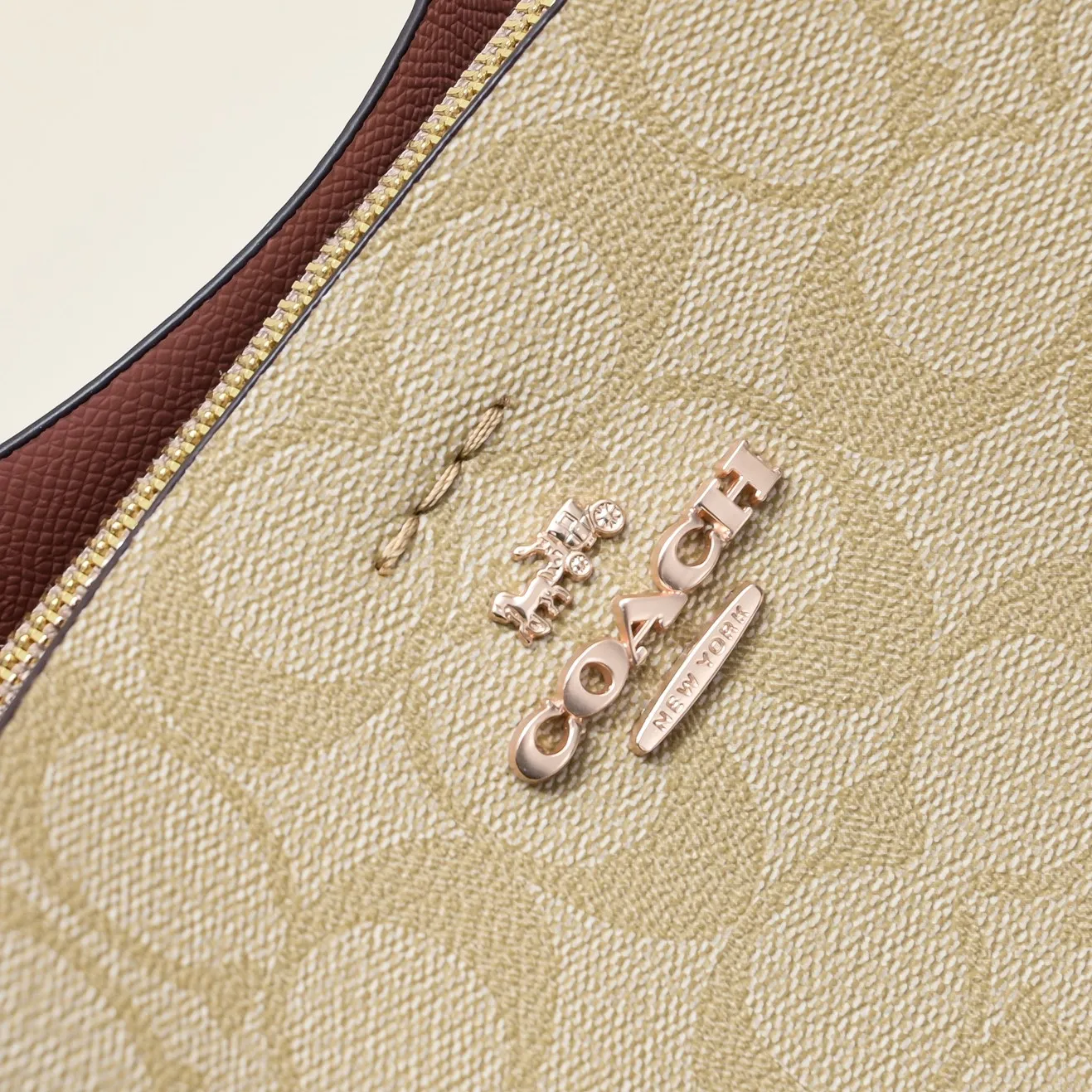 CA582, Coach's latest Mollie series bucket bag, small size, made of old PVC material and cowhide material. It is equipped with two detachable shoulder straps, long and short, which can be carried by hand or cross-body. There is a zipper compartment in the middle of the bag, which has good accommodation. The flat body of the bag is more comfortable on the upper body. Size:22*20*10cm