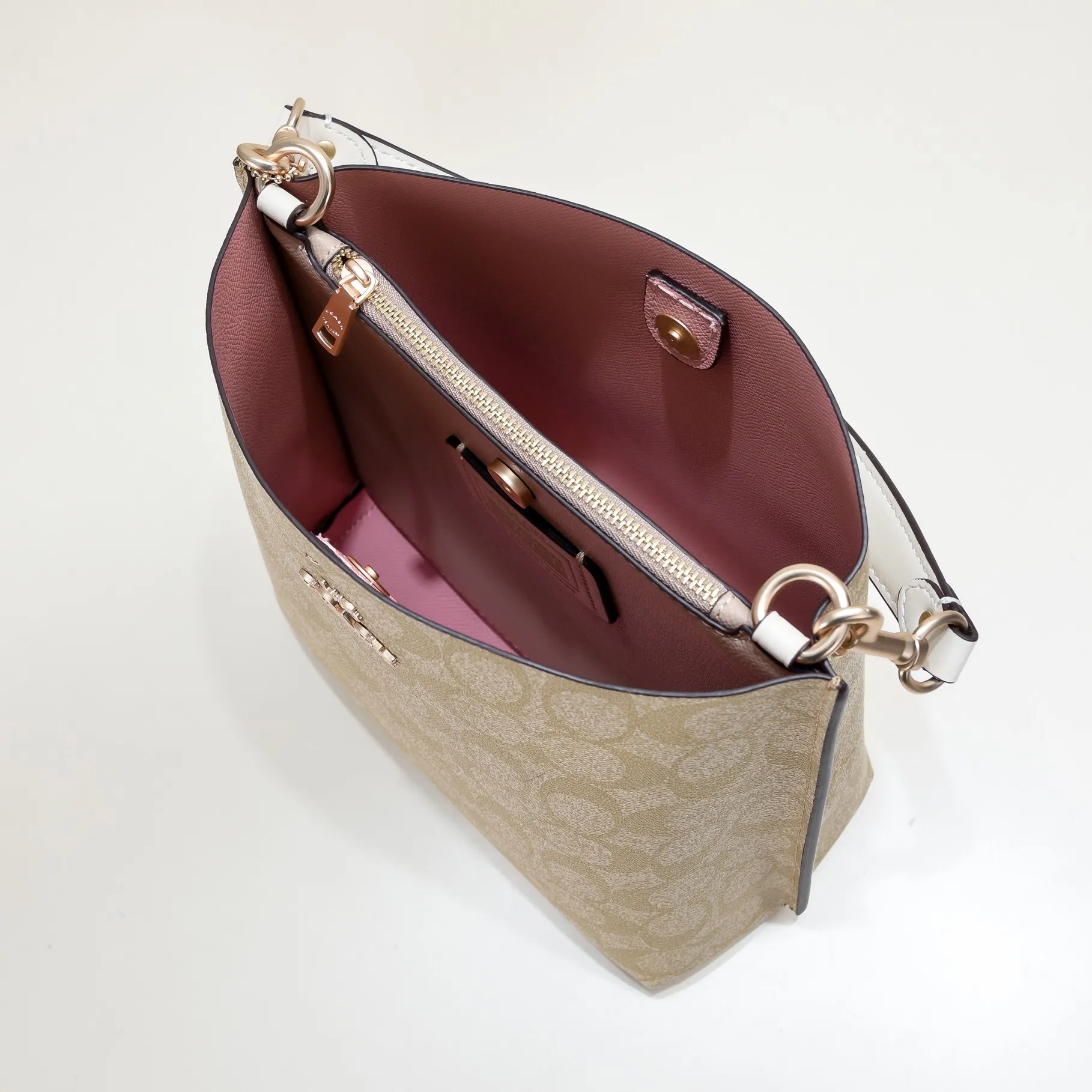CA582, Coach's latest Mollie series bucket bag, small size, made of old PVC material and cowhide material. It is equipped with two detachable shoulder straps, long and short, which can be carried by hand or cross-body. There is a zipper compartment in the middle of the bag, which has good accommodation. The flat body of the bag is more comfortable on the upper body. Size:22*20*10cm