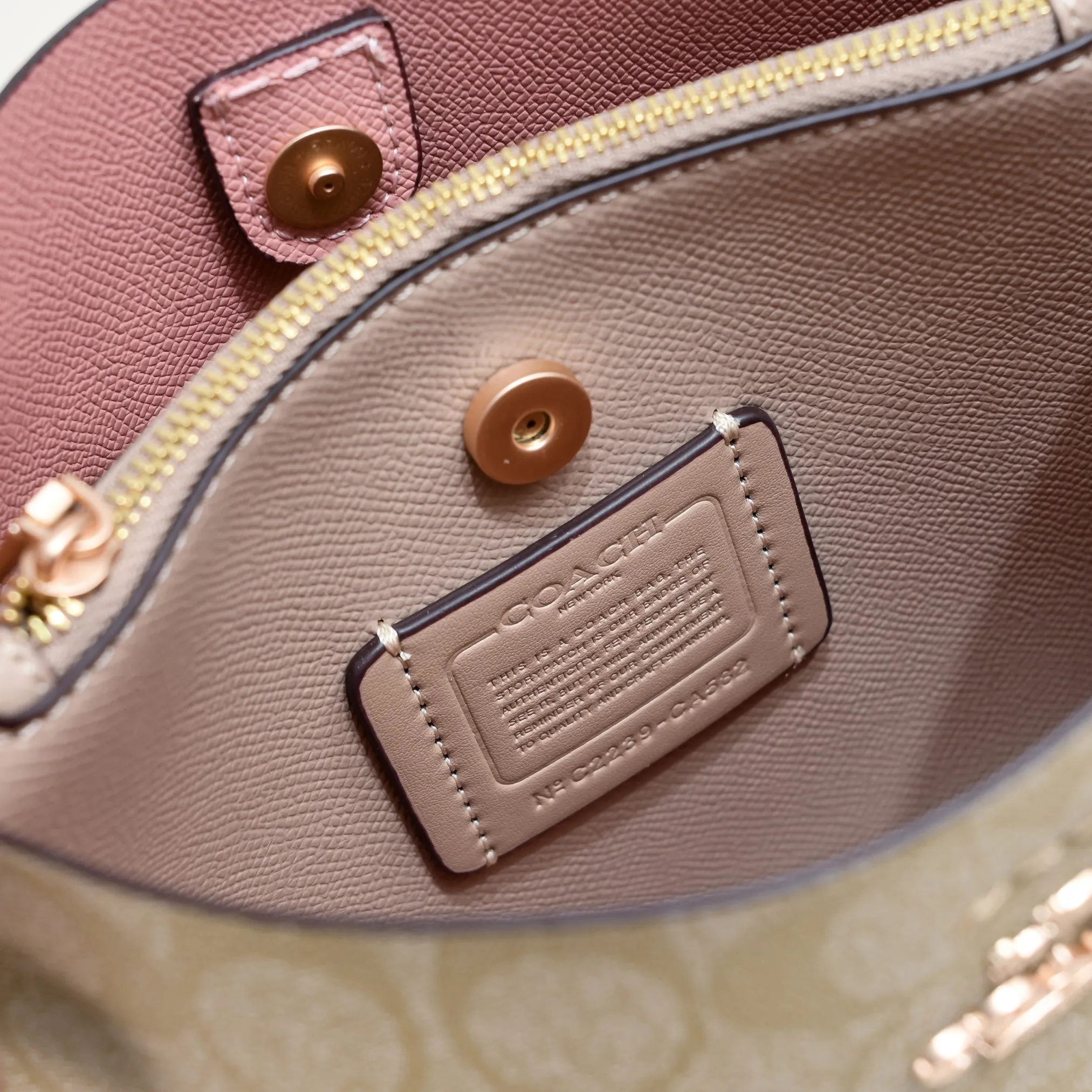CA582, Coach's latest Mollie series bucket bag, small size, made of old PVC material and cowhide material. It is equipped with two detachable shoulder straps, long and short, which can be carried by hand or cross-body. There is a zipper compartment in the middle of the bag, which has good accommodation. The flat body of the bag is more comfortable on the upper body. Size:22*20*10cm