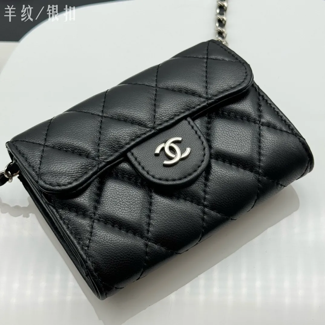 💰170 💎Top quality💖 Comes with gift box 𝑪𝑯𝑨𝑵𝑬𝑳Chanel Sheep pattern/black silver classic chain evening bag lambskin 💌CF series mini evening chain bag has a sense of design, the hand-carrying shape is clamshell decoration, exquisite and elegant, high-end retro. It can be worn as a crossbody or as a hand-held evening bag The chain can be wrapped twice around the bottom of the cover and can be used under the armpits. It has a practical soul and a good-looking appearance. I have to recommend it. It can hold mobile phones and card slots, and it looks good when going out. The two built-in compartments with a pattern have a large capacity and a back pocket, which is really convenient. Style number: AP506 Size 12x8.5x2.5cm